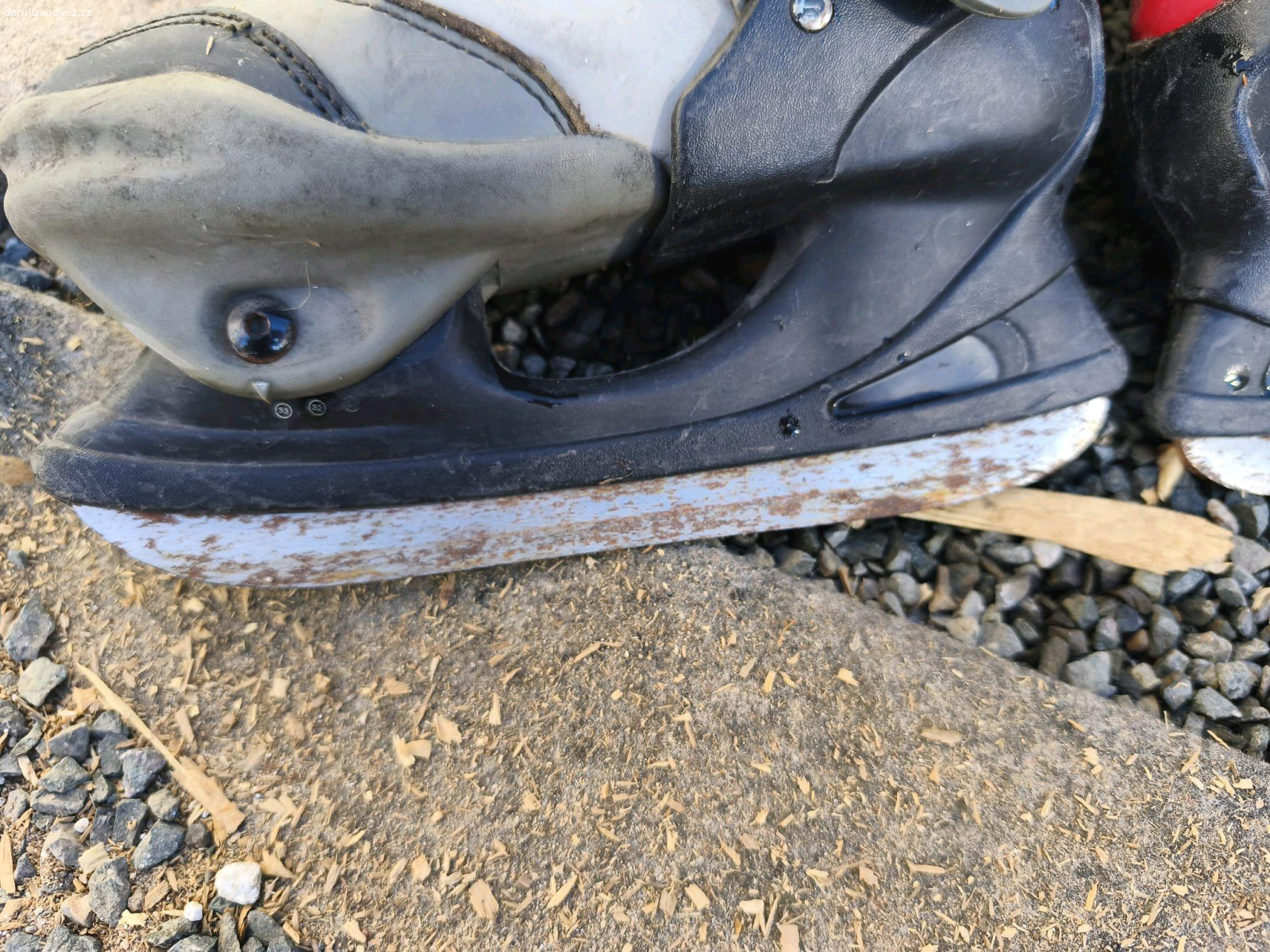 Lední brusle vel. 31-33. darujeme za odvoz brusle na led, vel 31-33. posuvné. Rez, potřeba obrousit a vyprat. nalezené ve sklepě. ještě mohou posloužit