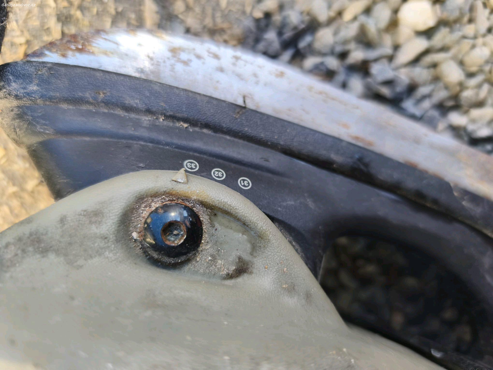 Lední brusle vel. 31-33. darujeme za odvoz brusle na led, vel 31-33. posuvné. Rez, potřeba obrousit a vyprat. nalezené ve sklepě. ještě mohou posloužit