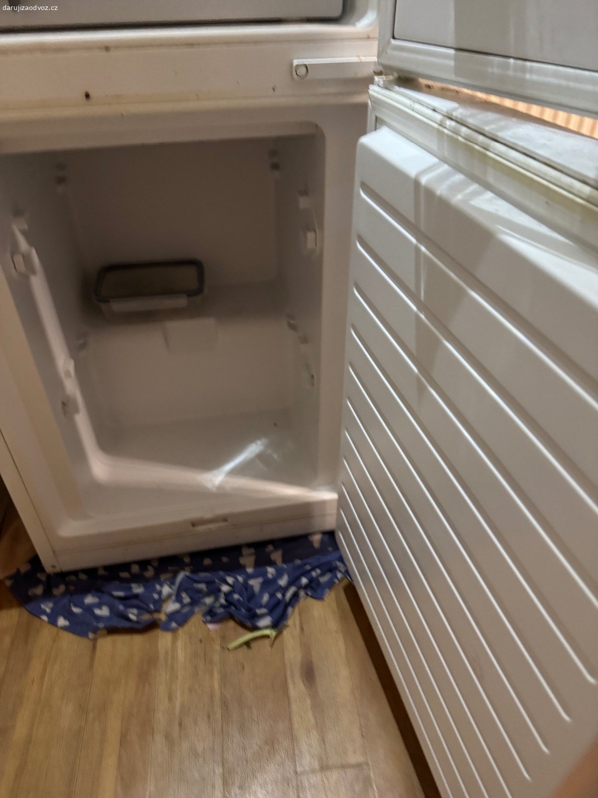 Lednice Bosch KGN39. Dobrý den,

daruji za odvoz lednici Bosch KGN39 třídy A+++.
Lednice občas chladí, občas ne. Kompresor jede, ale nejspíš částečně unikla chladící kapalina.
Vhodné pro někoho, kdo si to bude umět opravit, nebo na náhradní díly. Všechny poličky jsou v pořádku, včetně skleněných polic. Ventilátor taky jede.
