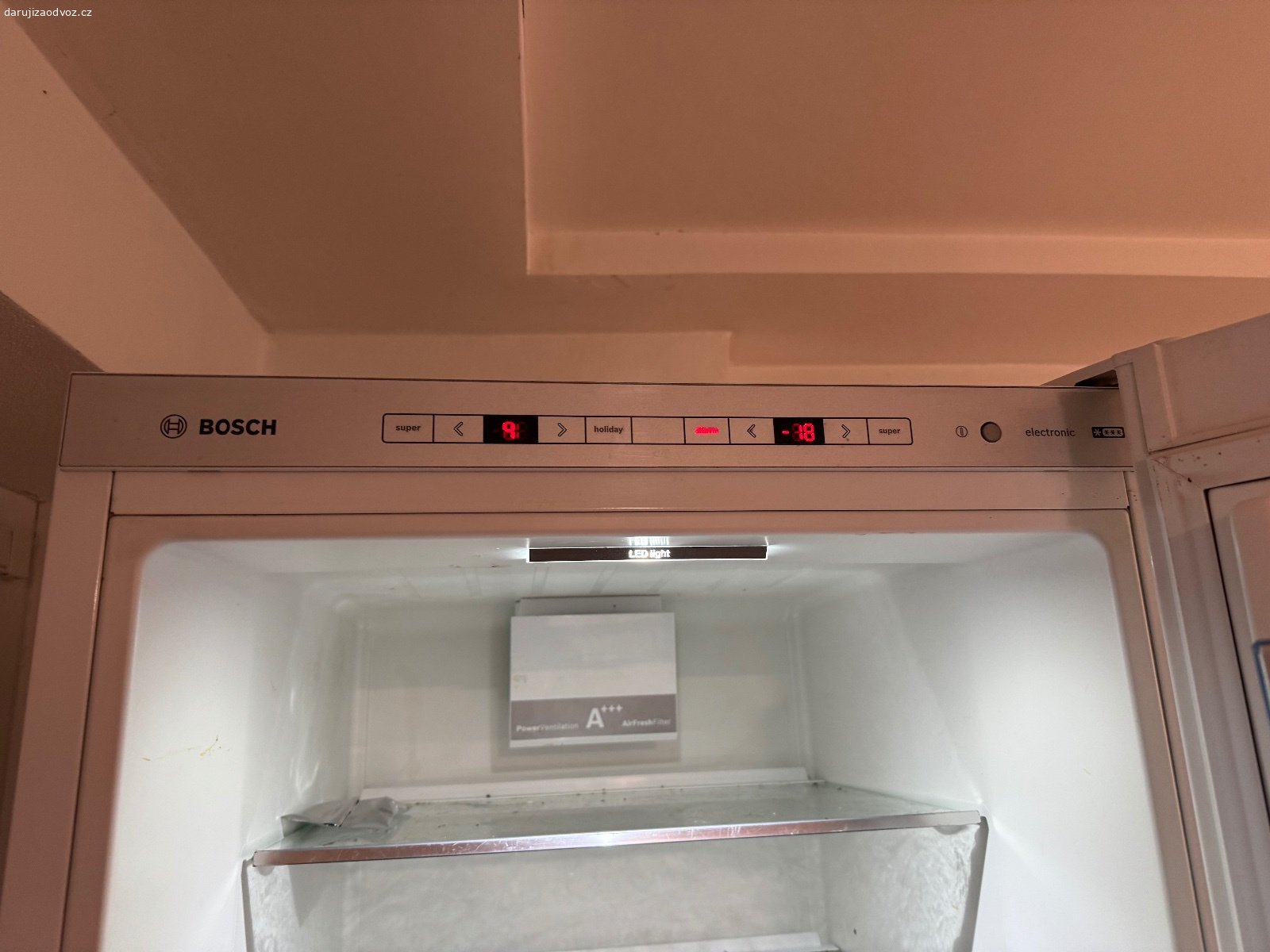 Lednice Bosch KGN39. Dobrý den,

daruji za odvoz lednici Bosch KGN39 třídy A+++.
Lednice občas chladí, občas ne. Kompresor jede, ale nejspíš částečně unikla chladící kapalina.
Vhodné pro někoho, kdo si to bude umět opravit, nebo na náhradní díly. Všechny poličky jsou v pořádku, včetně skleněných polic. Ventilátor taky jede.