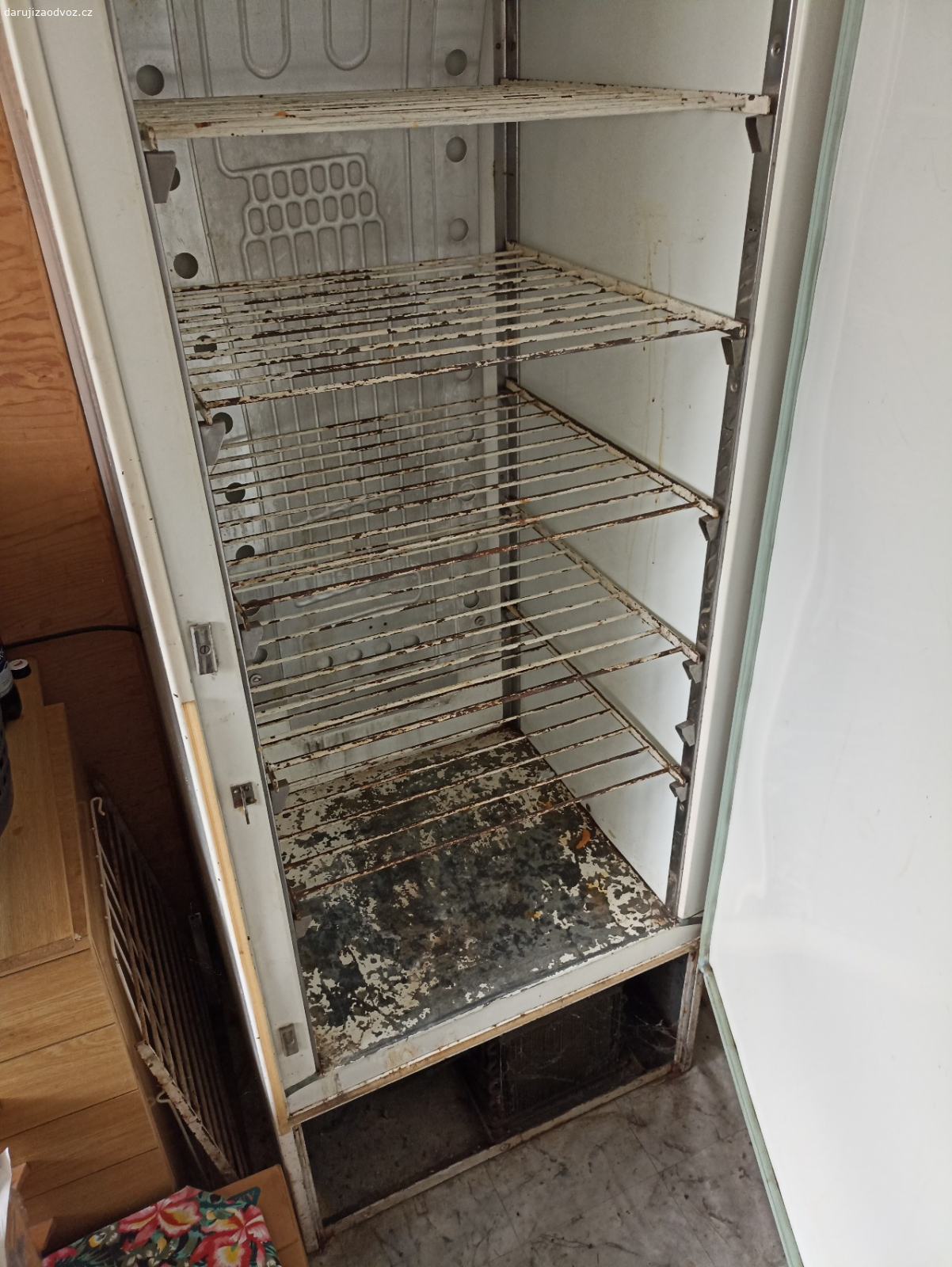 Lednice CALEX 500. Daruji velkokuchyňskou lednici CALEX 500. Vhodné např na ležení sudů piva apod. Shořel motor. Je třeba vyměnit agregát. Rozměry VxŠxH 186x70x71cm