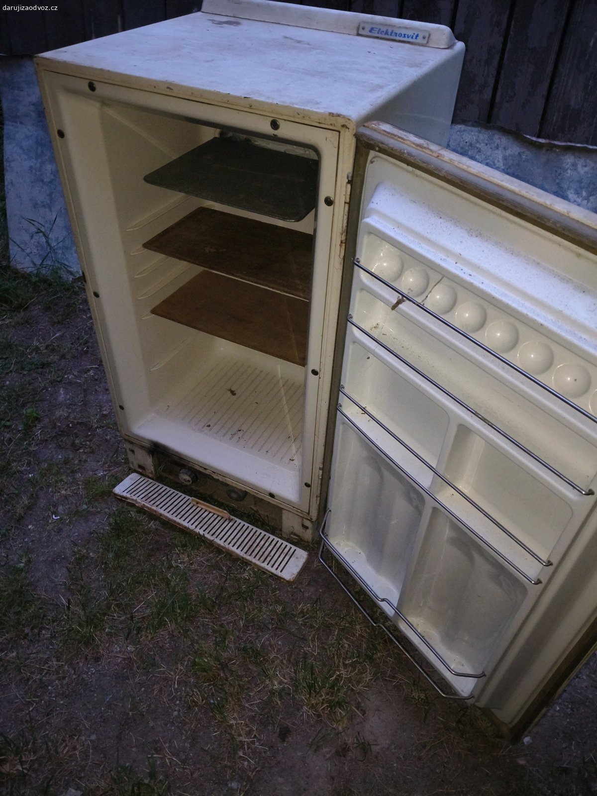 Lednice na plyn.. Daruji plynovou lednici znčky Elektosvit .