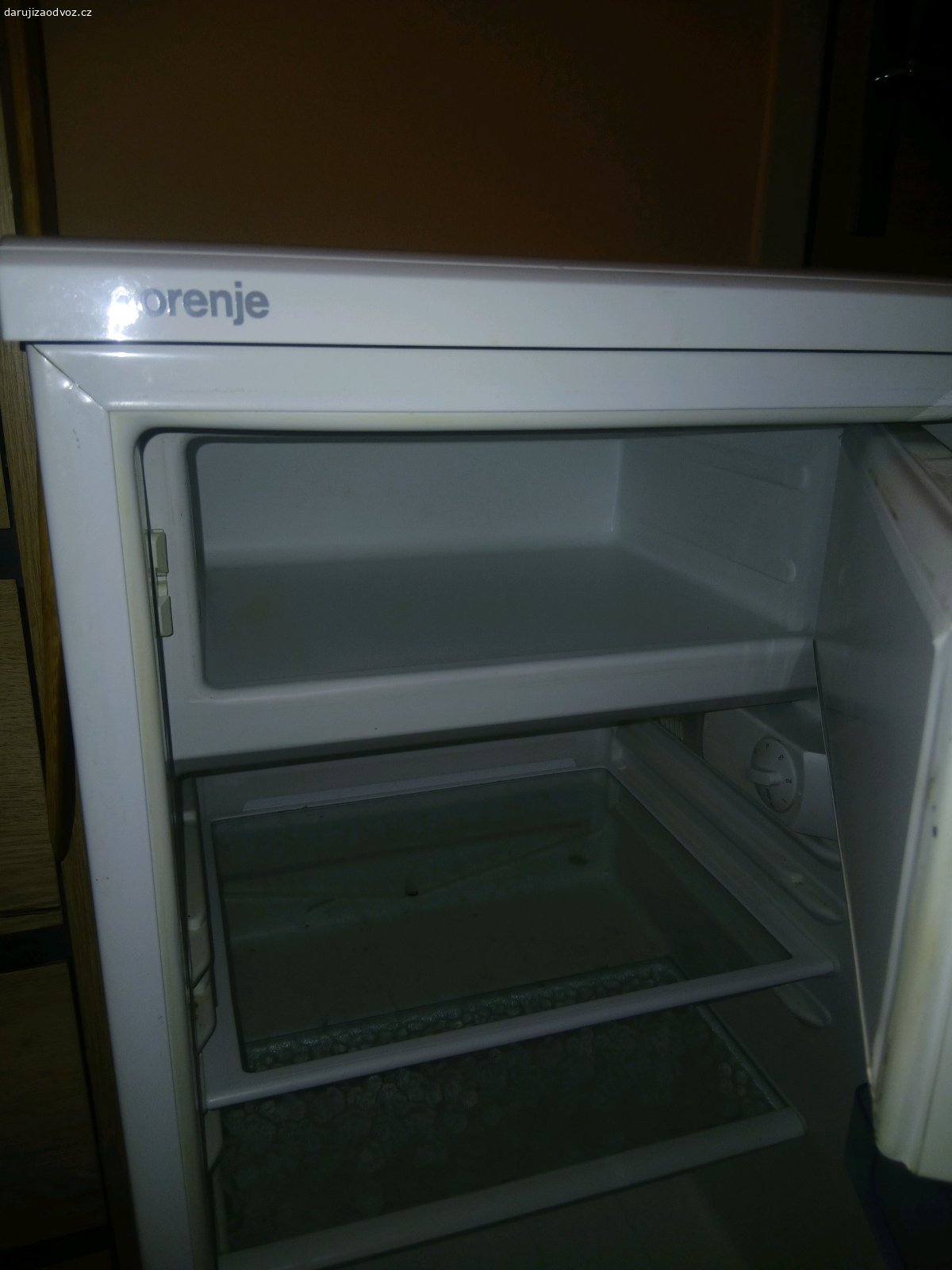 Lednice s mrazákem hore.. Dobrý den darují za odvoz funkční lednici s mrazákem hore (dvířka na mrazáku se hůř otevírají jenom taková malá vada.)