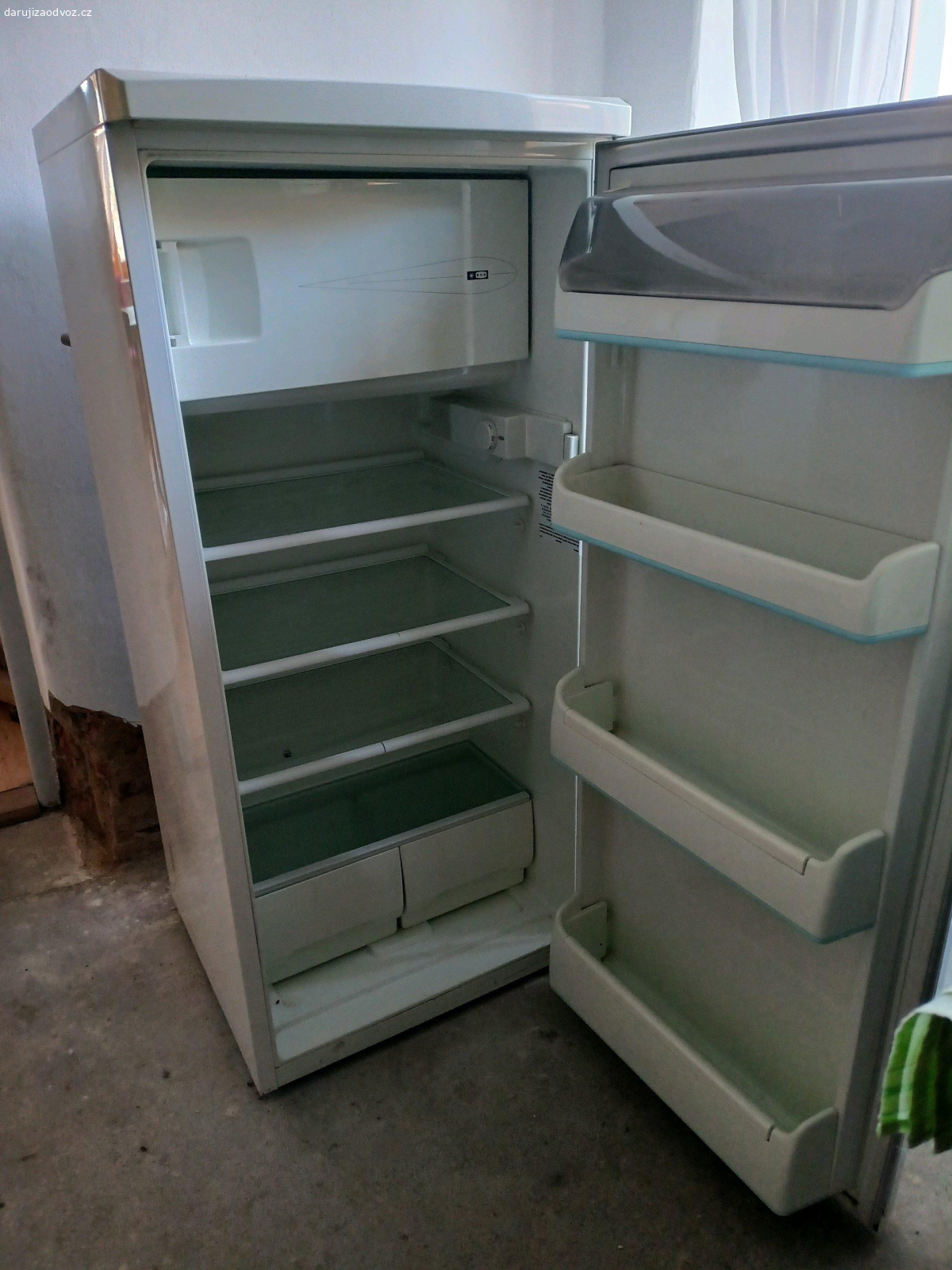 Lednice. Cca 30 let stará lednice, výška 120 cm, šířka 54 cm. Poškozené zavírání výparníku.
K vyzvednutí první víkend v květnu.