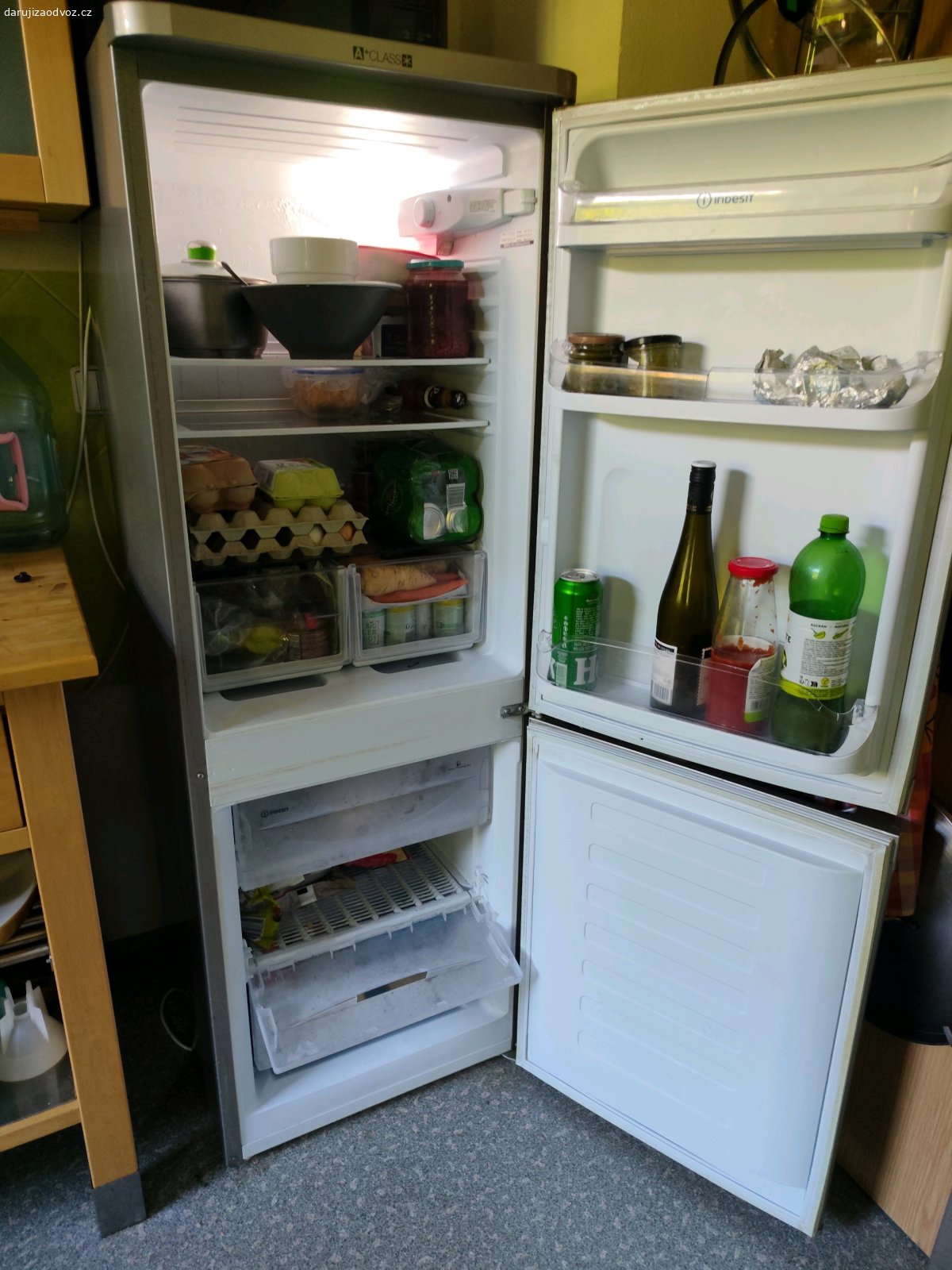 Lednice. SPĚCHÁ - Nabízím lednici, je funkční, ale jede prakticky nonstop, zahřívá se v prostoru mezi mrazákem a lednicí (je to cítit na doteku ruky mezi dvířky těchto dvou prostorů) a tím pádem v lednici vzniká námraza, která asi po 2 týdnech je nutná odstranit kvůli tloušťce. Mrazák nenamrzá. Vše funkční, jen má tenhle neduh. Obnova těsnění na dveřích nebyla nic platná.
