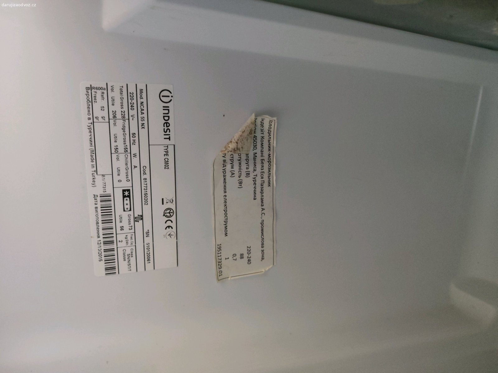 Lednice. SPĚCHÁ - Nabízím lednici, je funkční, ale jede prakticky nonstop, zahřívá se v prostoru mezi mrazákem a lednicí (je to cítit na doteku ruky mezi dvířky těchto dvou prostorů) a tím pádem v lednici vzniká námraza, která asi po 2 týdnech je nutná odstranit kvůli tloušťce. Mrazák nenamrzá. Vše funkční, jen má tenhle neduh. Obnova těsnění na dveřích nebyla nic platná.