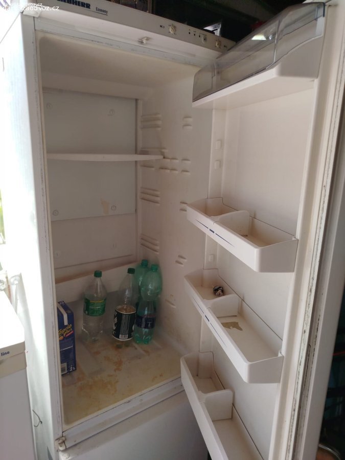 Lednice. Než odvezeme do sběrného dvora, tak, nabízíme za odvoz, pokud se někomu bude hodit. Funkční pouze lednice, mrazák nefunkční