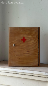 Lékárnička dřevěná