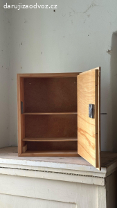 Lékárnička dřevěná