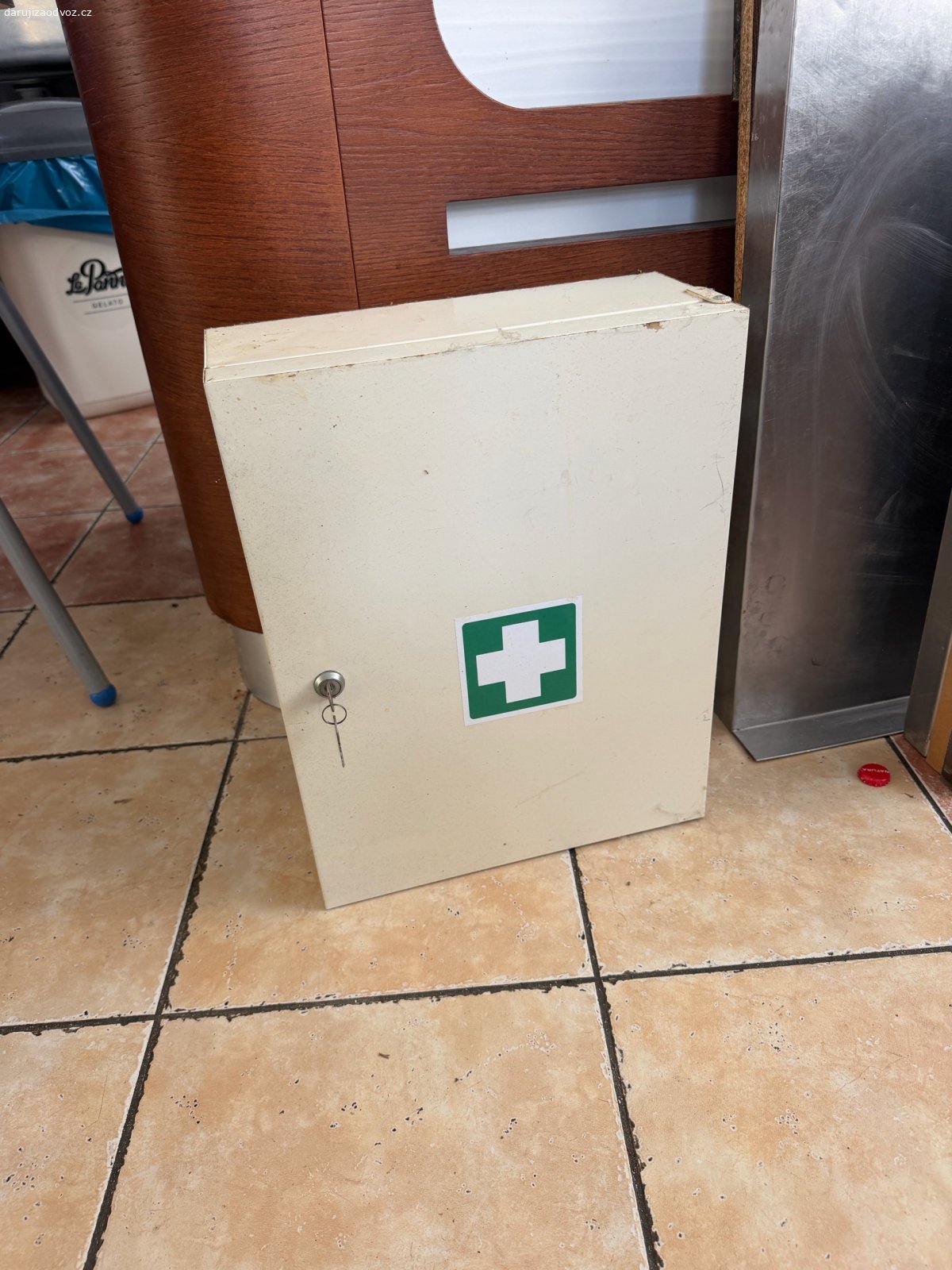 Lékárnička na zeď. Daruji lékárničku na zeď. 
Je špinavá