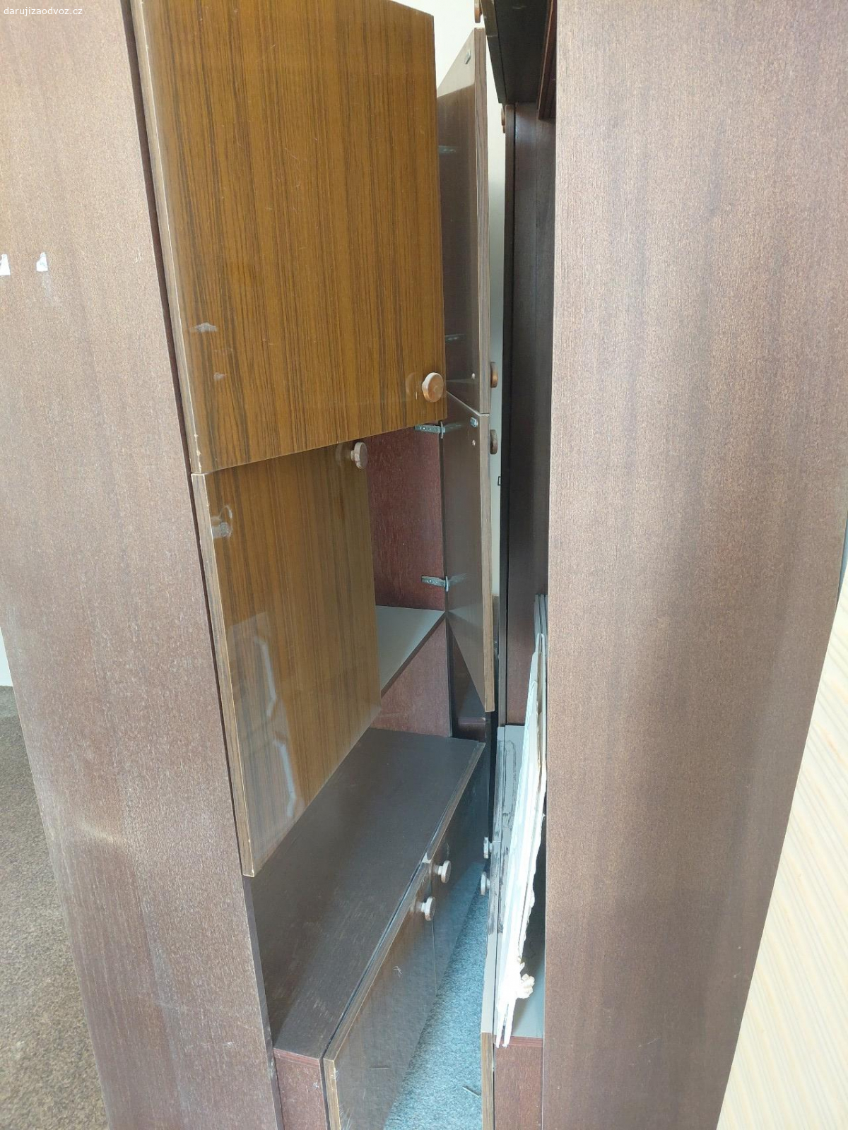 leštěné skříně. daruji za odvoz leštěný nábytek obývací stěna