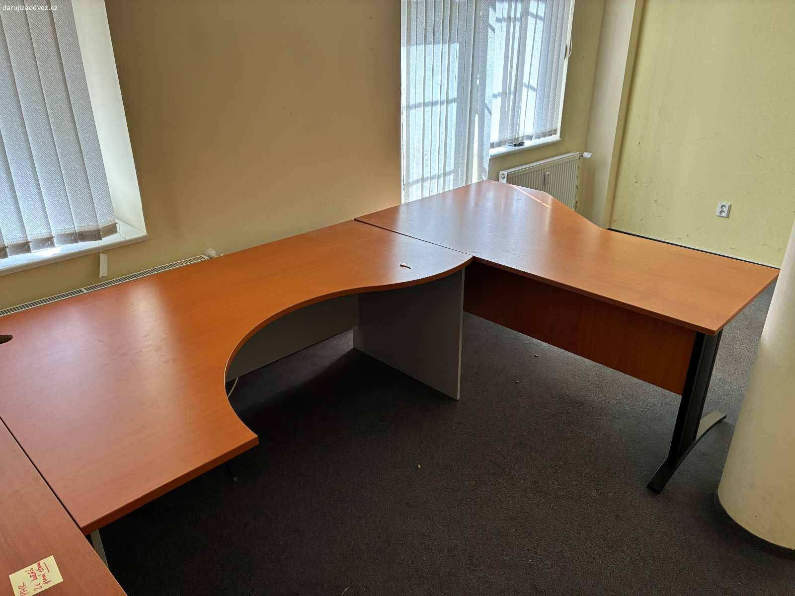 ZMENA TERMINU Likvidace-spoustu nábytku zdarma. Zdarma, k odběru 27.4. 9-12h, 28.4.2026 9-14h. Nerezervuju, nemerim, nepomaham. Vemte si nářadí na demontáž. Kdo dřív přijde, ma vetsi vyber. Je toho mnohem vic nez na fotkách. Adresa Pláničkova 442/1 Praha 6.