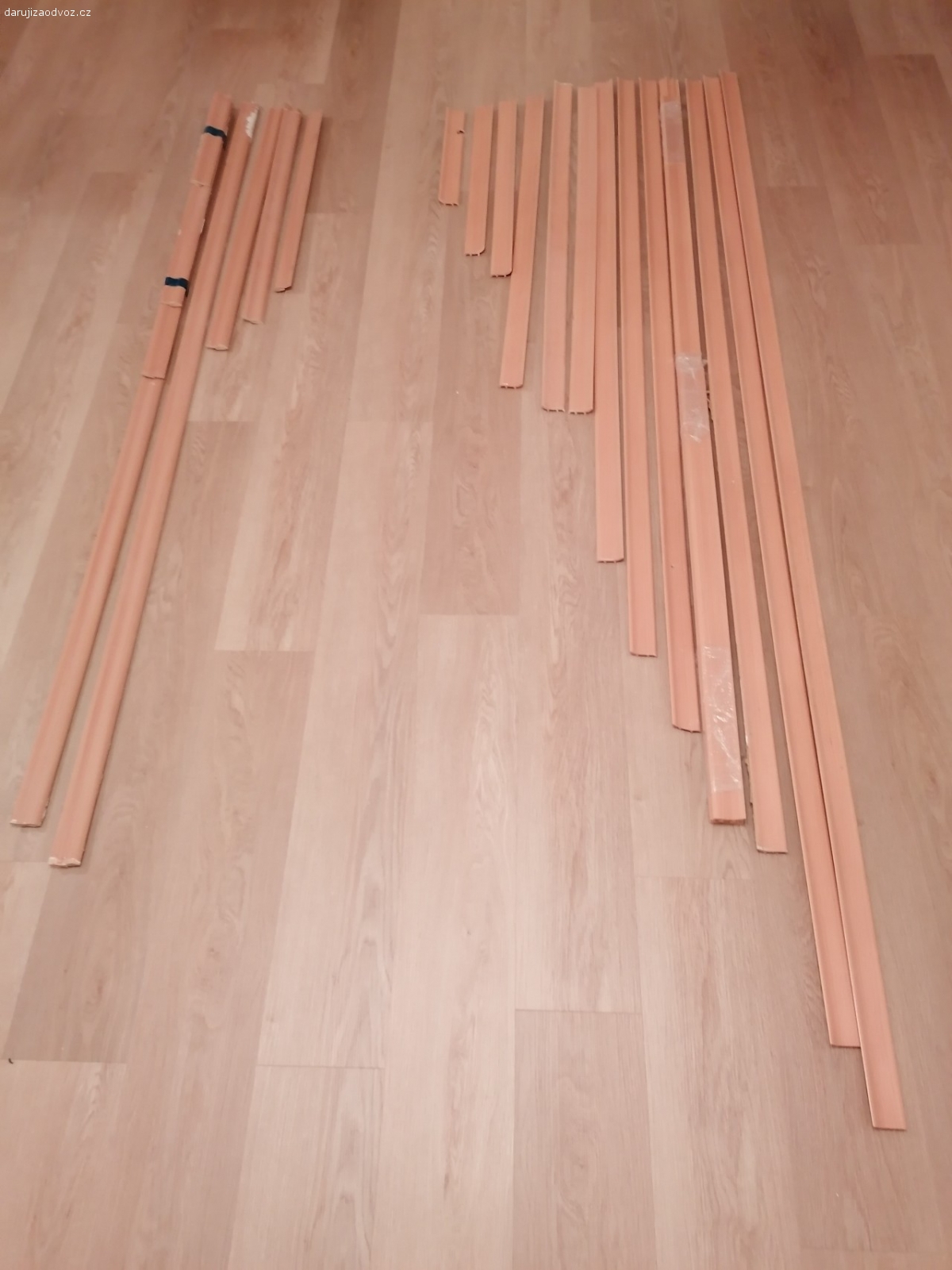 Lišty k podlahám. Použité lišty k podlahám buk. Plastové celková délka cca 22m a dřevěné celková délka cca 8,5m. Třeba se budou někomu hodit.