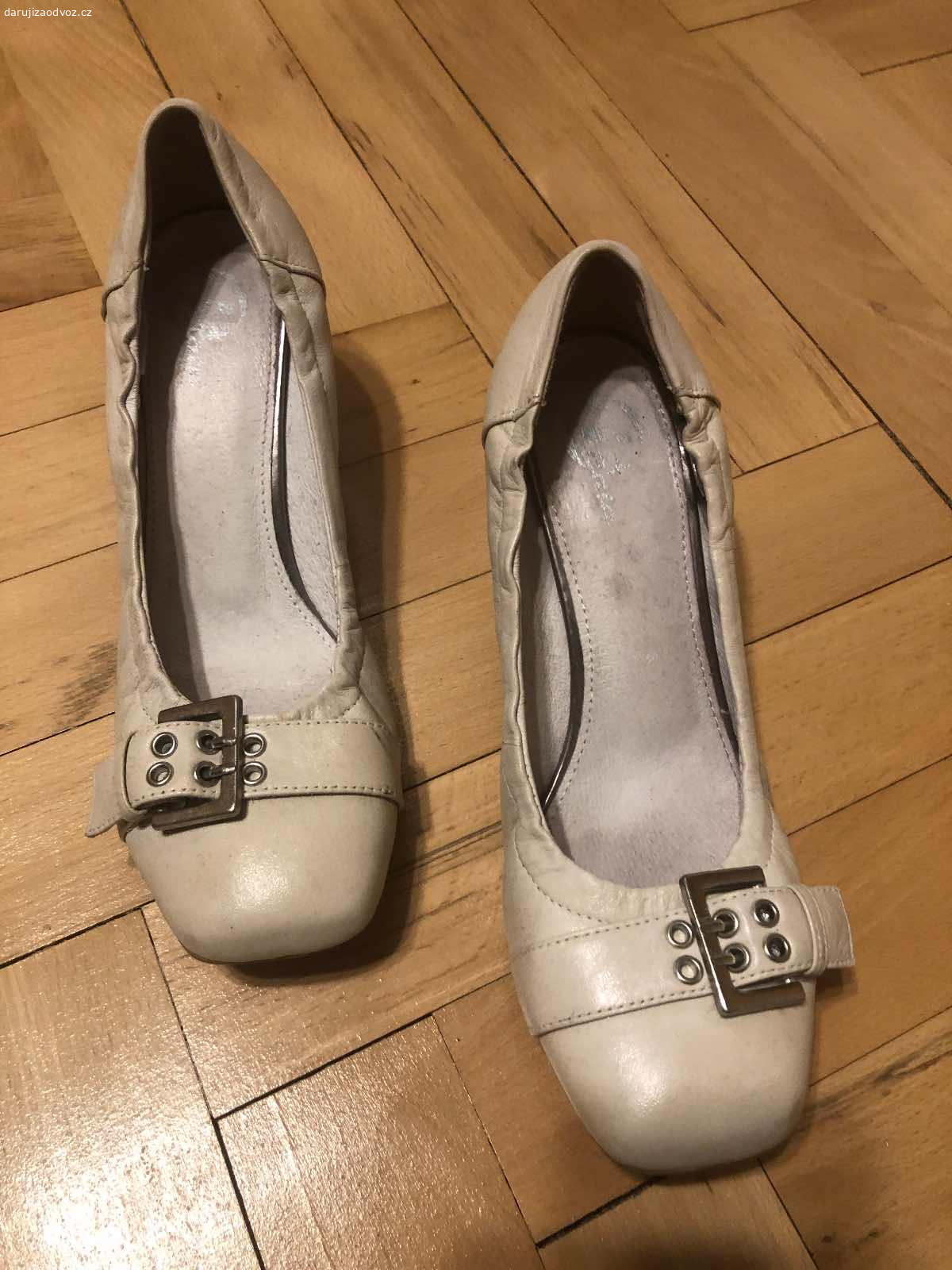 Dámské lodičky - velikost 37. Daruji dámské lodičky, velikost 37. K vyzvednutí po předchozí domluvě v Praze nebo středočeský kraj - Beroun, Nižbor, Zbečno. Daruji další věci za ODVOZ viz. inzeráty!