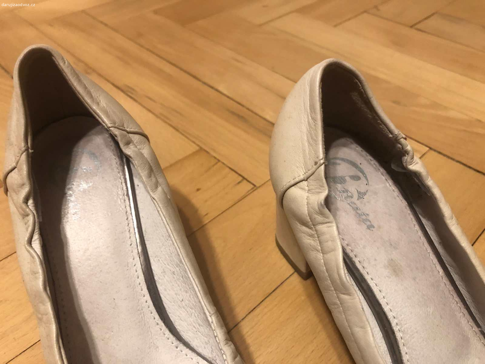 Dámské lodičky - velikost 37. Daruji dámské lodičky, velikost 37. K vyzvednutí po předchozí domluvě v Praze nebo středočeský kraj - Beroun, Nižbor, Zbečno. Daruji další věci za ODVOZ viz. inzeráty!