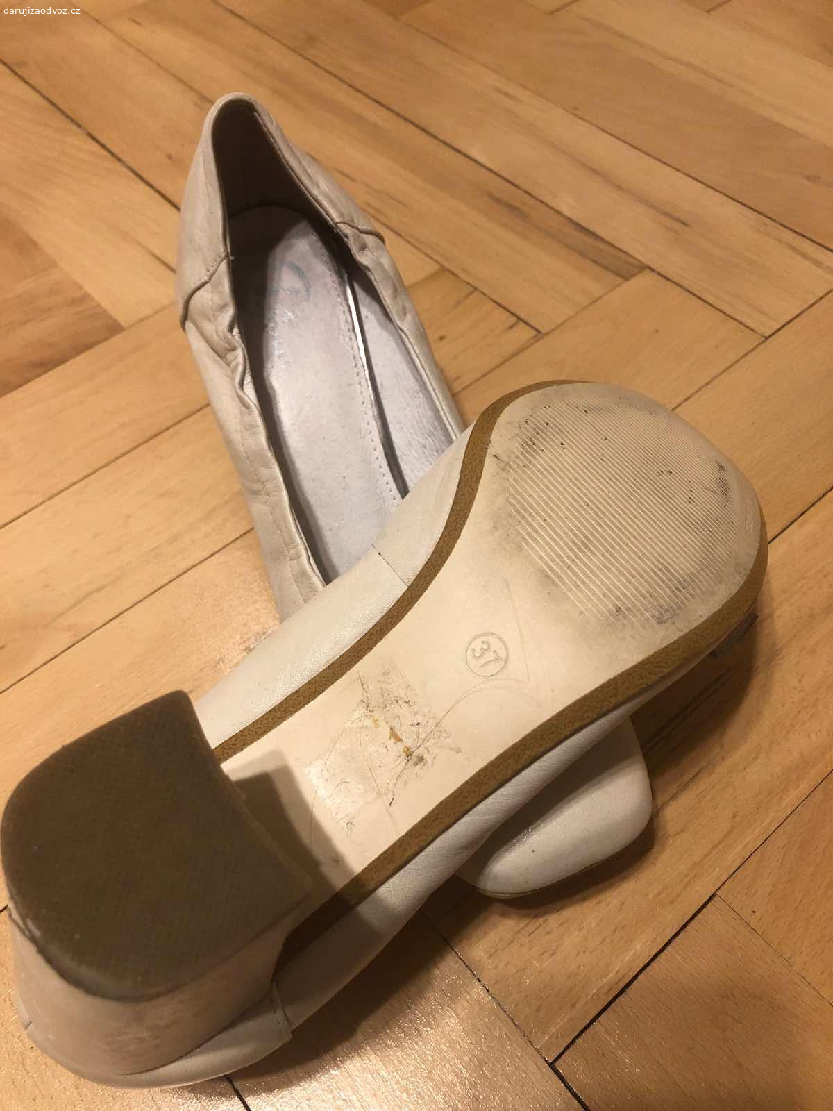 Dámské lodičky - velikost 37. Daruji dámské lodičky, velikost 37. K vyzvednutí po předchozí domluvě v Praze nebo středočeský kraj - Beroun, Nižbor, Zbečno. Daruji další věci za ODVOZ viz. inzeráty!