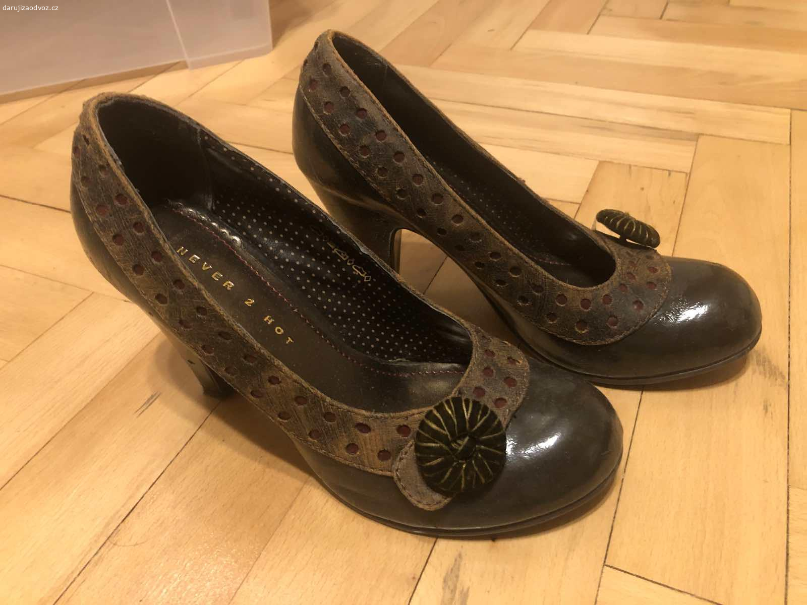 Dámské lodičky - velikost 37. Daruji dámské lodičky, velikost 37. K vyzvednutí po předchozí domluvě v Praze nebo středočeský kraj - Beroun, Nižbor, Zbečno. Daruji další věci za ODVOZ viz. inzeráty!