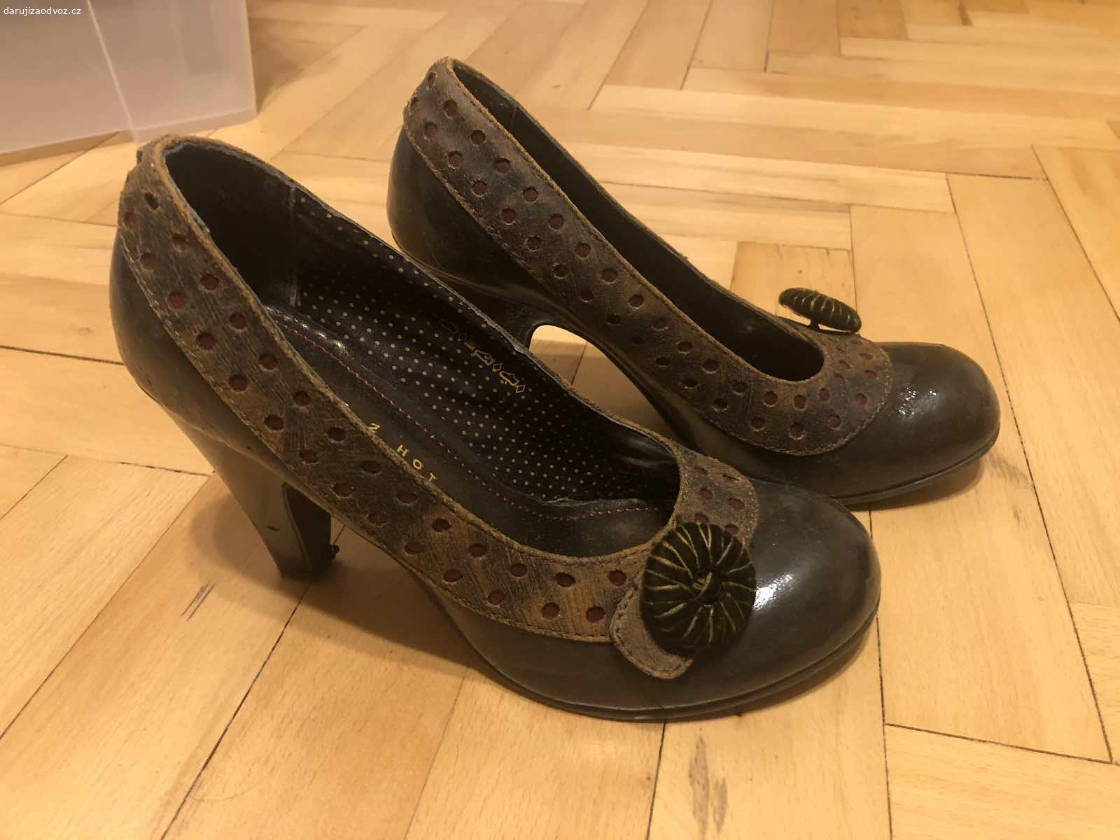 Dámské lodičky - velikost 37. Daruji dámské lodičky, velikost 37. K vyzvednutí po předchozí domluvě v Praze nebo středočeský kraj - Beroun, Nižbor, Zbečno. Daruji další věci za ODVOZ viz. inzeráty!