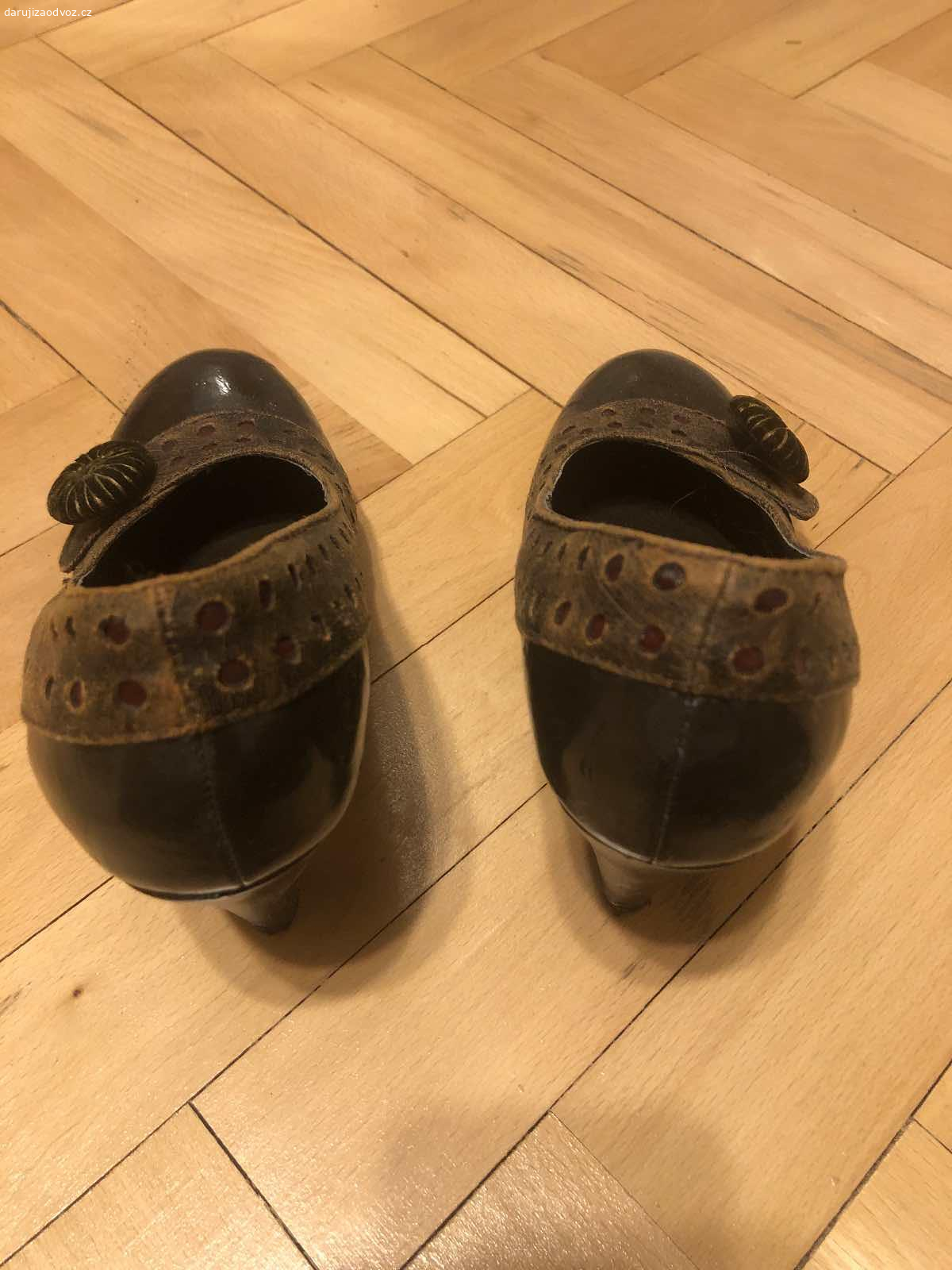 Dámské lodičky - velikost 37. Daruji dámské lodičky, velikost 37. K vyzvednutí po předchozí domluvě v Praze nebo středočeský kraj - Beroun, Nižbor, Zbečno. Daruji další věci za ODVOZ viz. inzeráty!