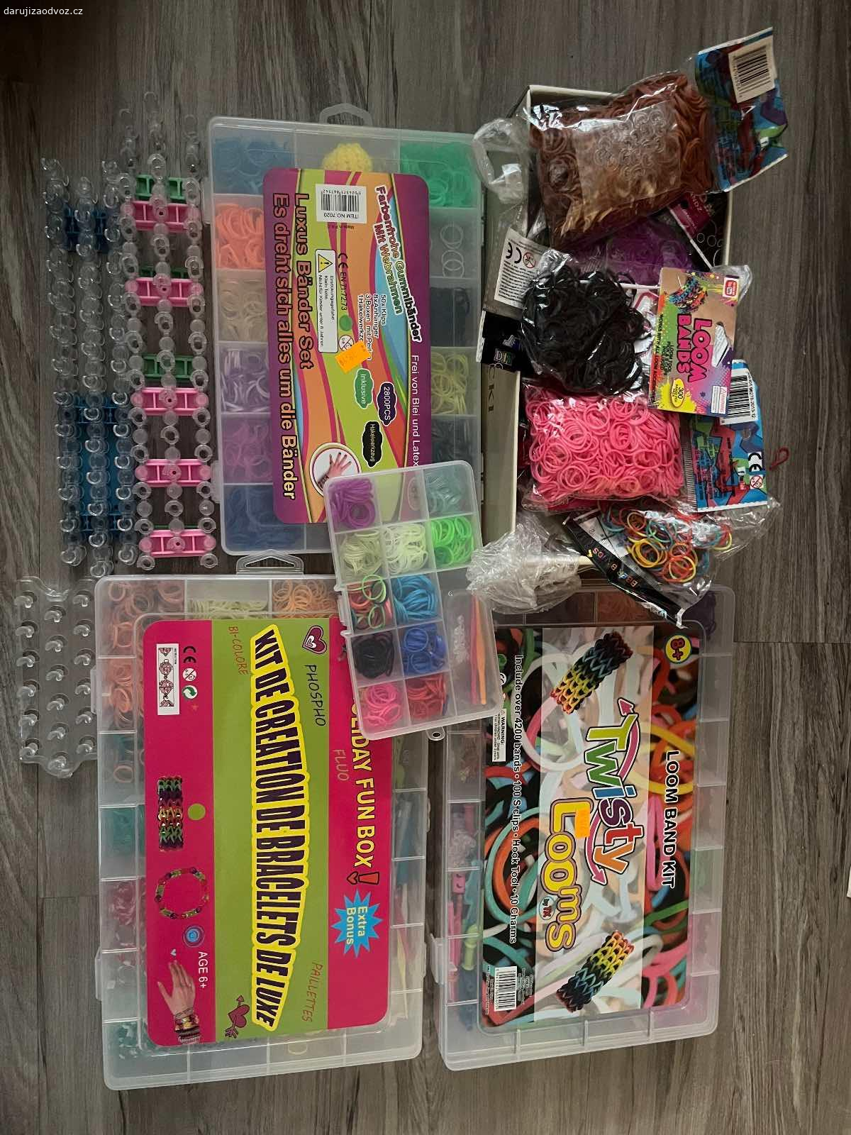 Loom band gumičky. Daruji sady gumiček na vyrábění náramků. V balení jsou gumičky všech barev, háčky a stavy.