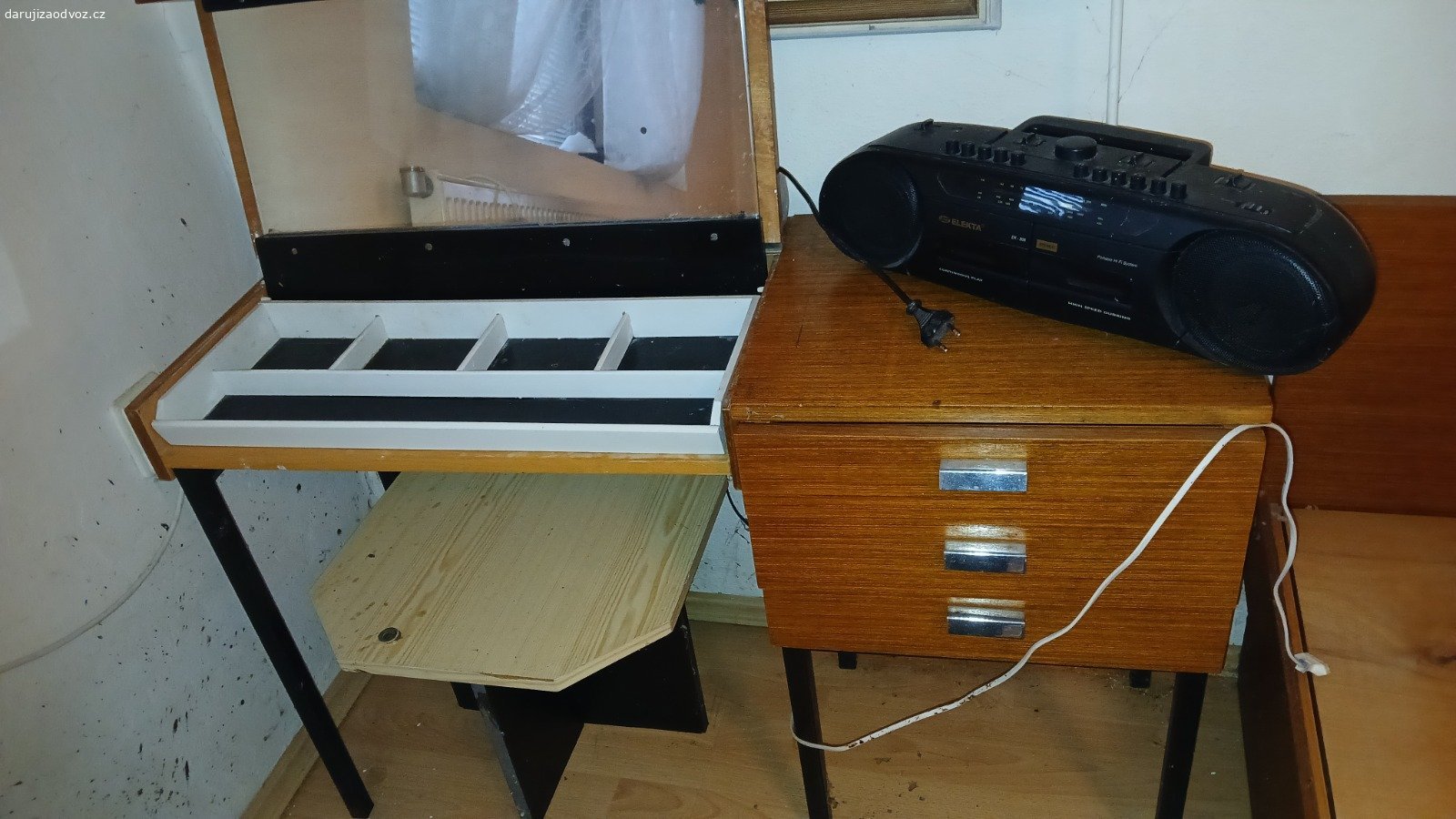 ložnice 70.léta. Daruji za odvoz zachovalou ložnici z 70.let, manželské postele,noční stolek, toaletní stolek a 2x skříň s nástavci.