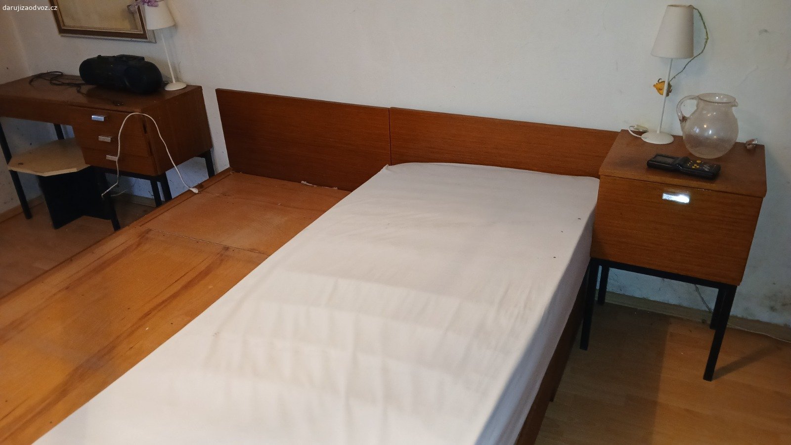 ložnice 70.léta. Daruji za odvoz zachovalou ložnici z 70.let, manželské postele,noční stolek, toaletní stolek a 2x skříň s nástavci.
