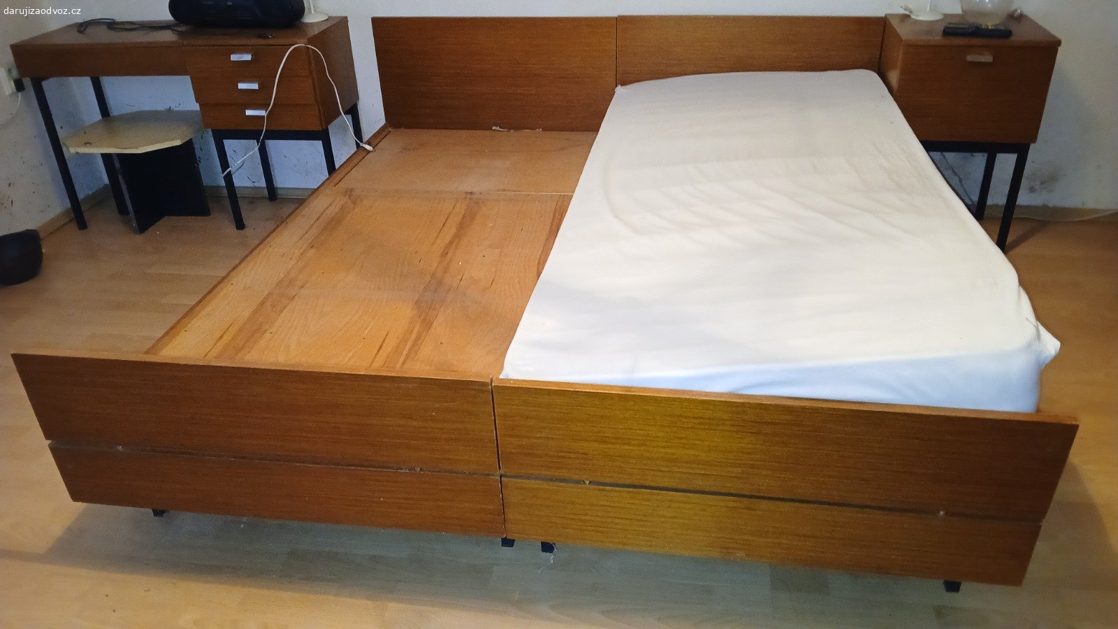 ložnice 70.léta. Daruji za odvoz zachovalou ložnici z 70.let, manželské postele,noční stolek, toaletní stolek a 2x skříň s nástavci.