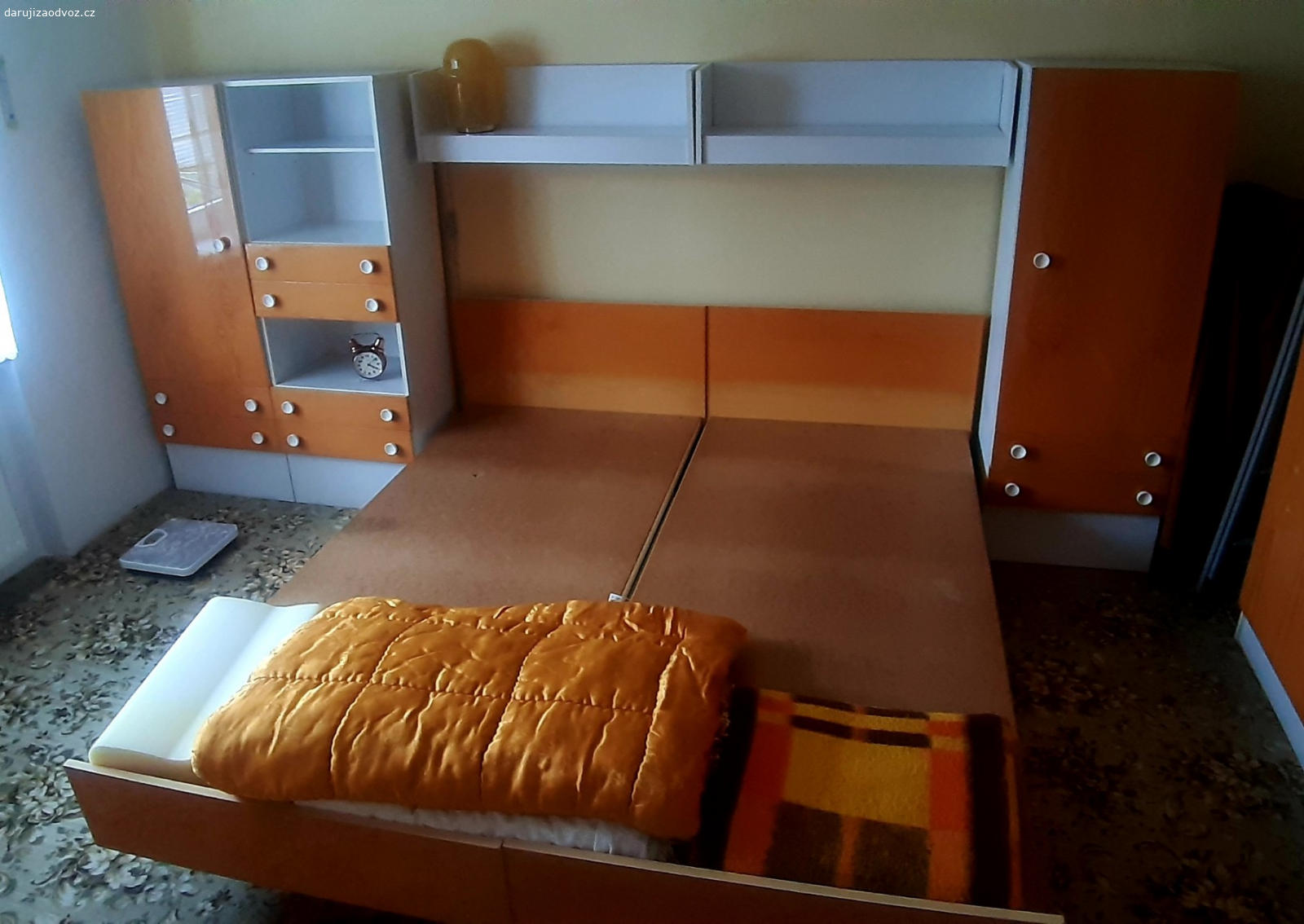 Ložnice. Zachovalá ložnice: 2 ks postel s úložným prostorem, bez matraců, 2 ks police bílá, 2 ks skříň se šuplíky