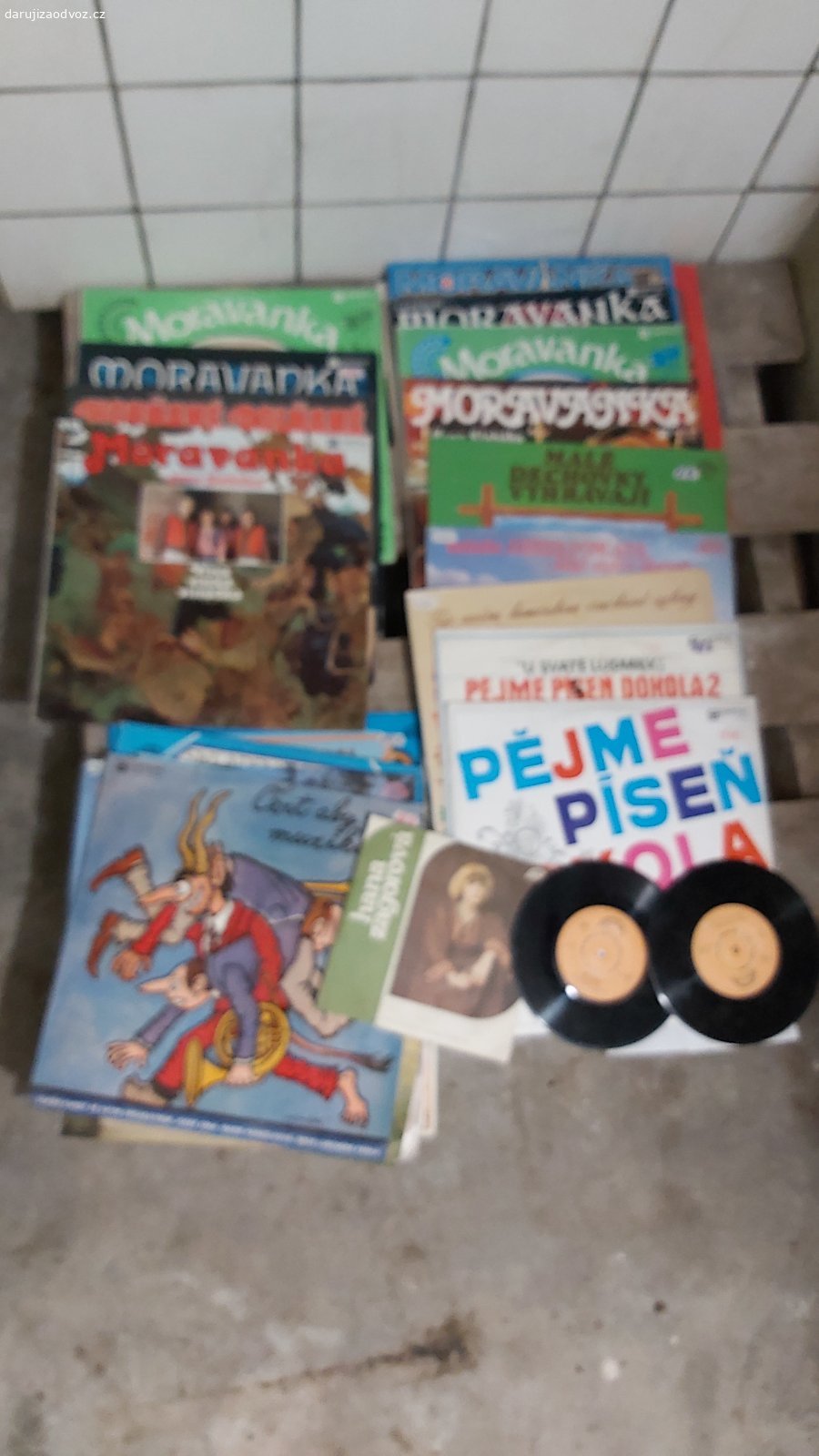 LP dechovka. Vyhazuji LP desky dechovky, předtím zkusím nabídnout.
Většina asi poškrábané, ale nezkoušel jsem tak nevím.