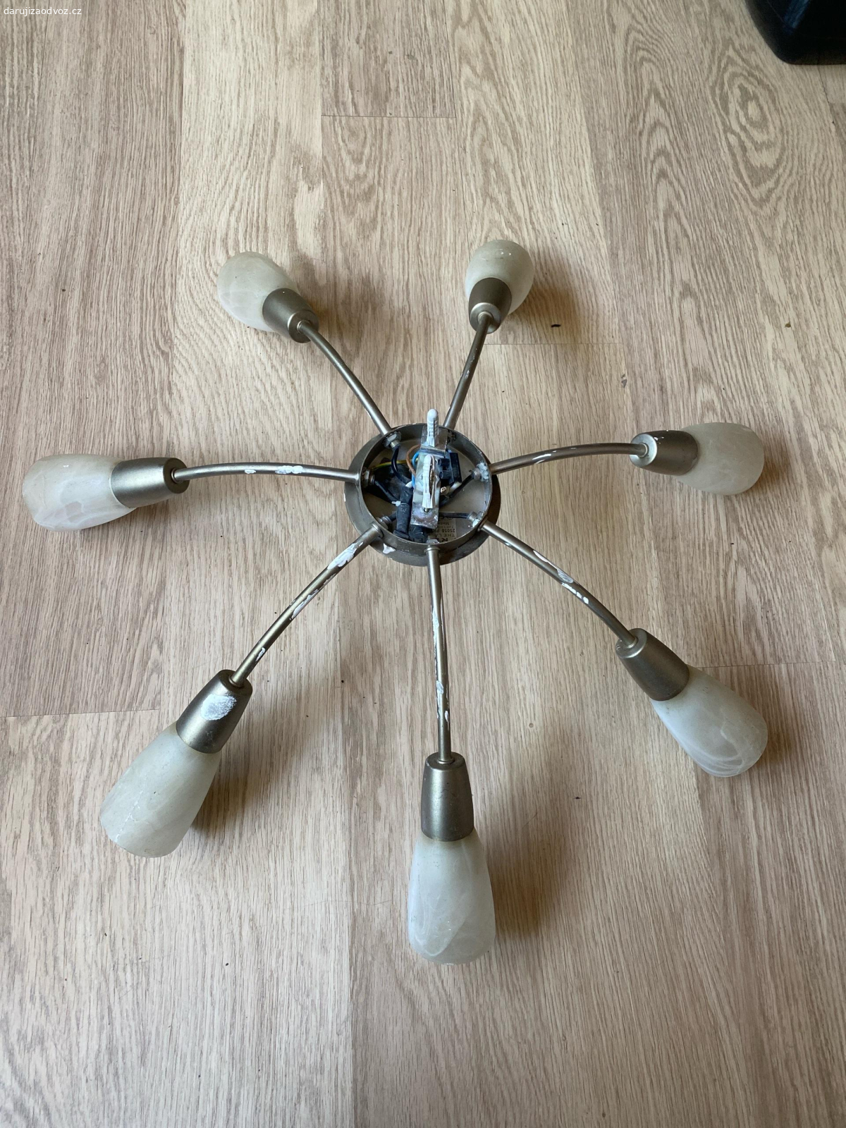 Lustr. Daruji lustr včetně několika žárovek. Pouze osobní předání v centru Prahy.