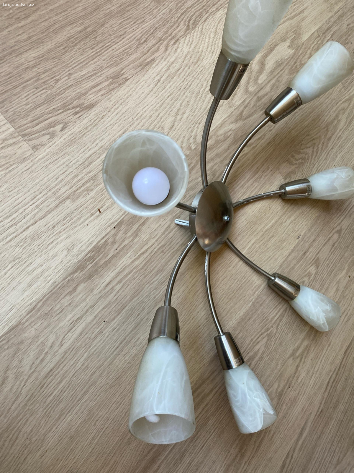 Lustr. Daruji lustr včetně několika žárovek. Pouze osobní předání v centru Prahy.