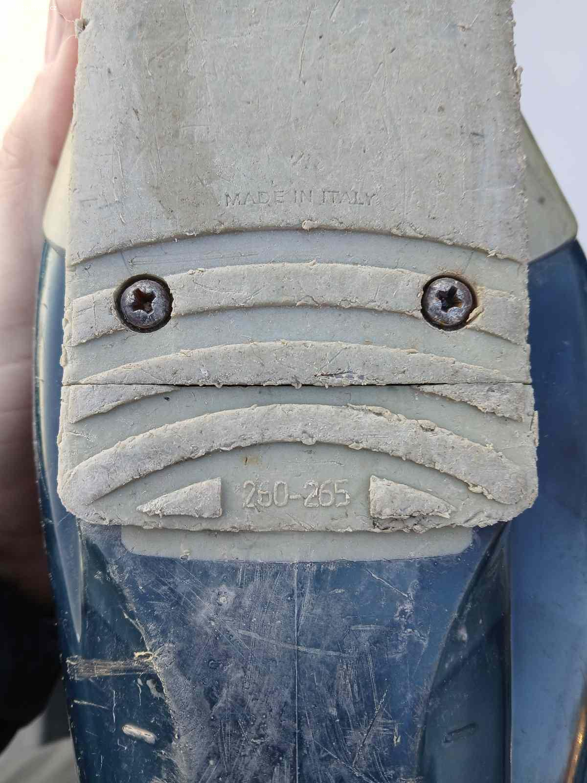 Lyžáky vel. 260-265. Daruji staré lyžáky TECNICA: Dlouho a intenzivně používané, nicméně do poslední chvíle funkční (majitelka se rozhodla koupit nové, pohodlnější).