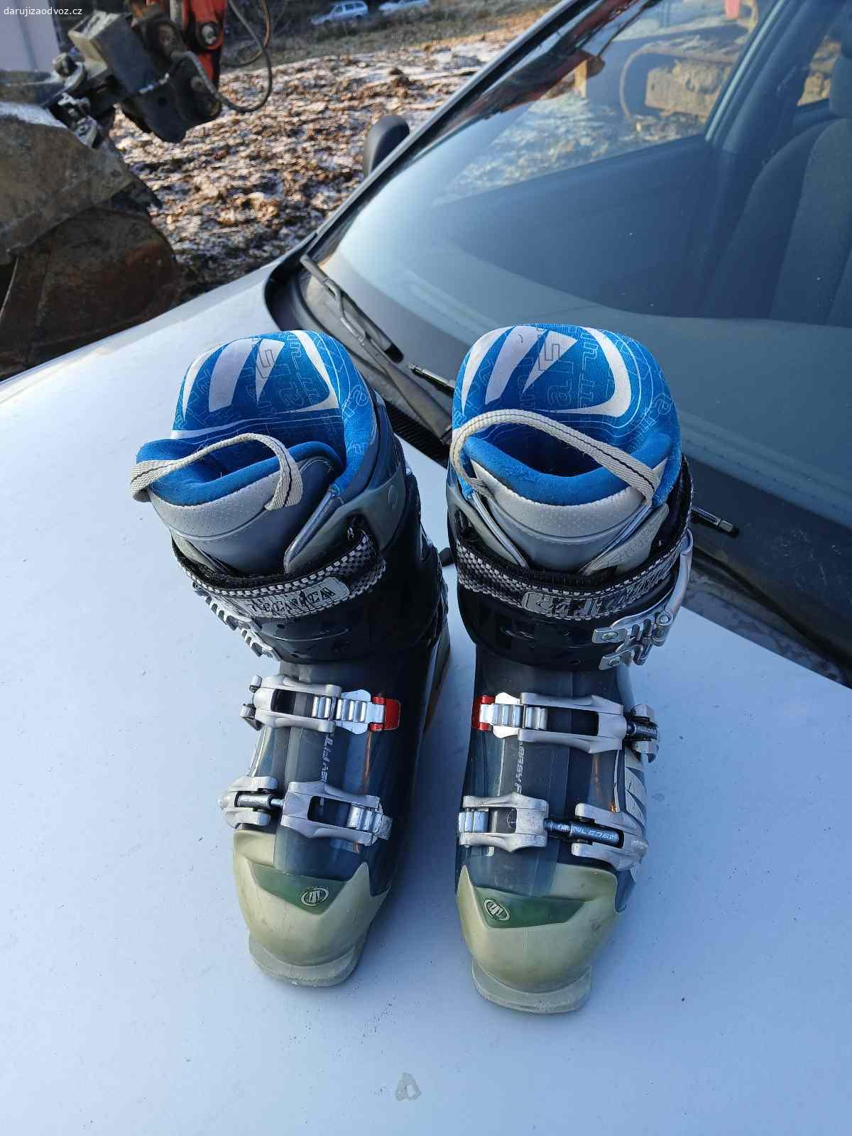 Lyžáky vel. 260-265. Daruji staré lyžáky TECNICA: Dlouho a intenzivně používané, nicméně do poslední chvíle funkční (majitelka se rozhodla koupit nové, pohodlnější).