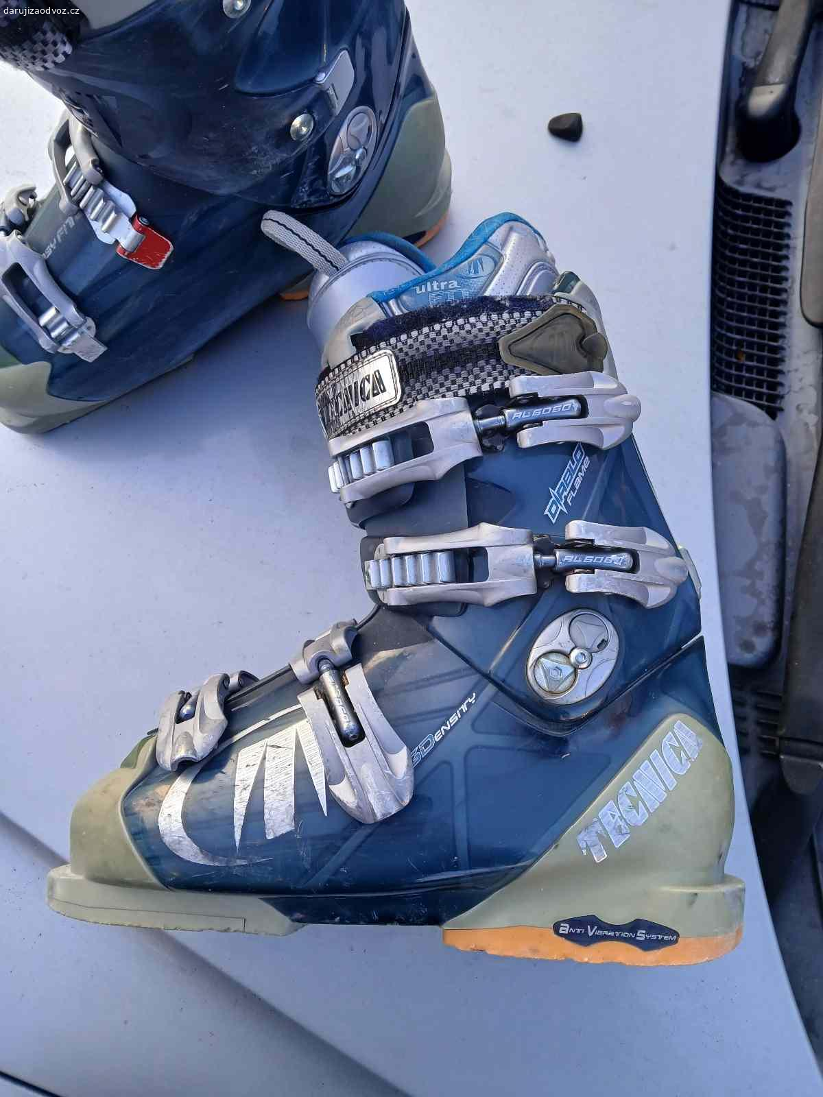 Lyžáky vel. 260-265. Daruji staré lyžáky TECNICA: Dlouho a intenzivně používané, nicméně do poslední chvíle funkční (majitelka se rozhodla koupit nové, pohodlnější).