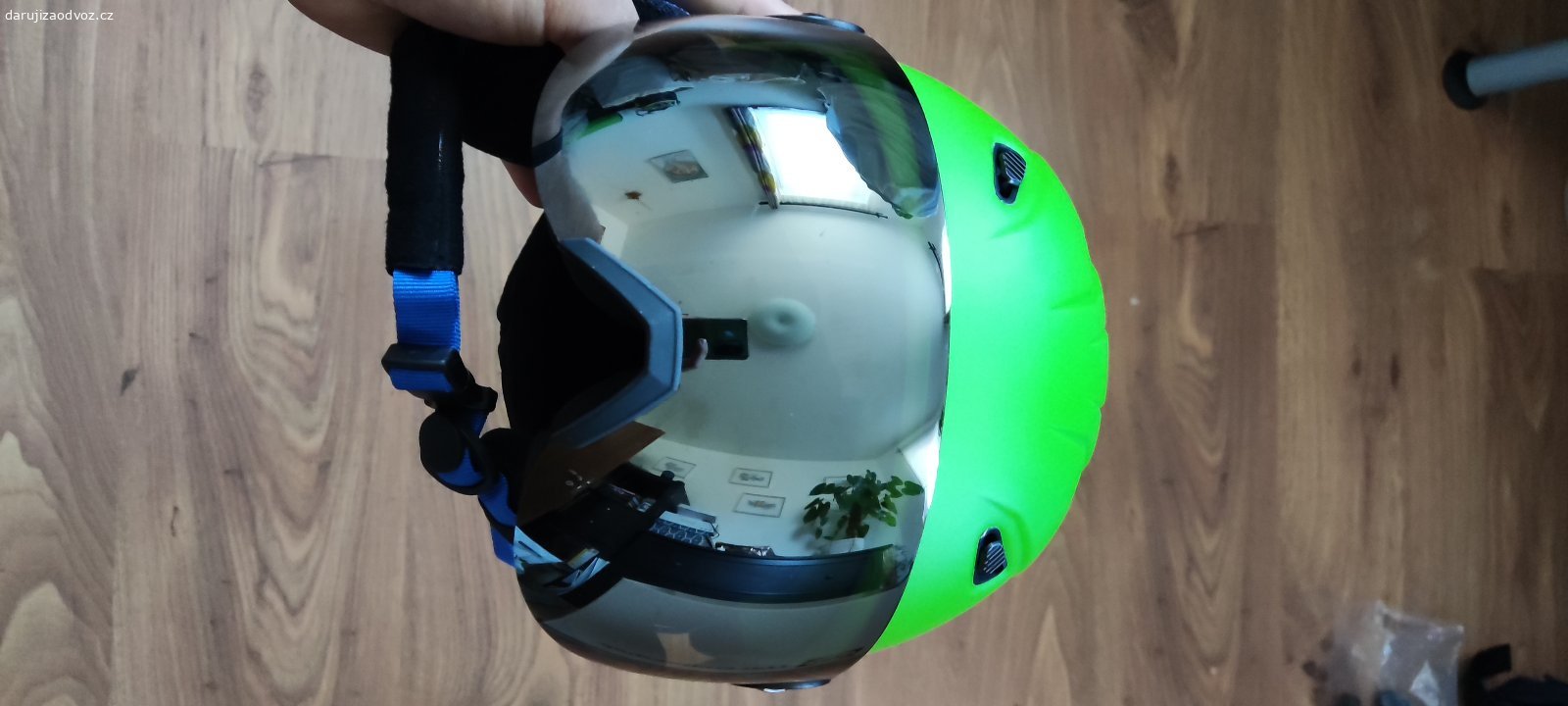 Lyžařská helma dětská TecnoPro vel. S 51-54 cm. Daruji dětskou lyžařskou helmu s integrovanými brýlemi TecnoPro, velikost S 51-55 cm. Pěkný stav, určitě ještě poslouží.