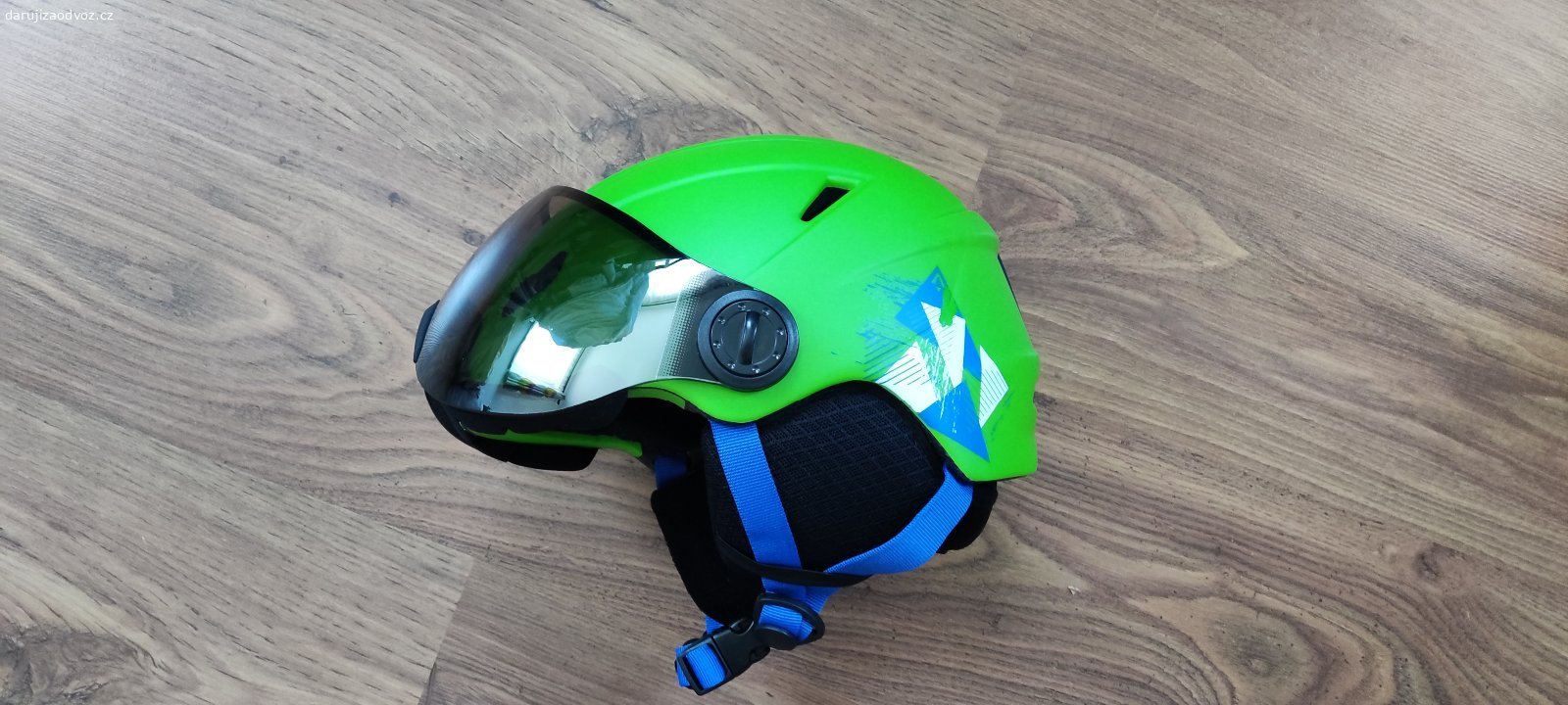 Lyžařská helma dětská TecnoPro vel. S 51-54 cm. Daruji dětskou lyžařskou helmu s integrovanými brýlemi TecnoPro, velikost S 51-55 cm. Pěkný stav, určitě ještě poslouží.