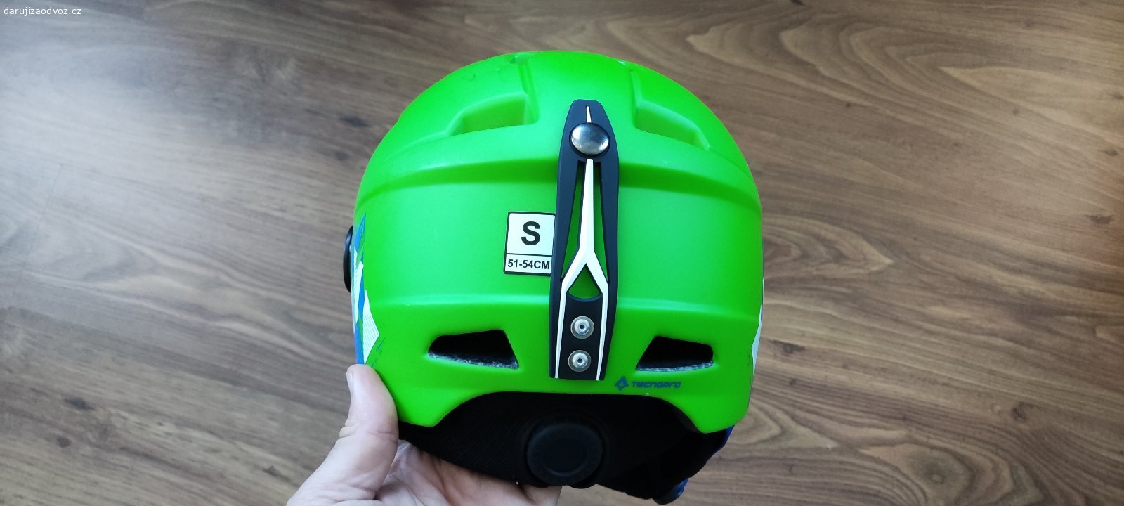 Lyžařská helma dětská TecnoPro vel. S 51-54 cm. Daruji dětskou lyžařskou helmu s integrovanými brýlemi TecnoPro, velikost S 51-55 cm. Pěkný stav, určitě ještě poslouží.