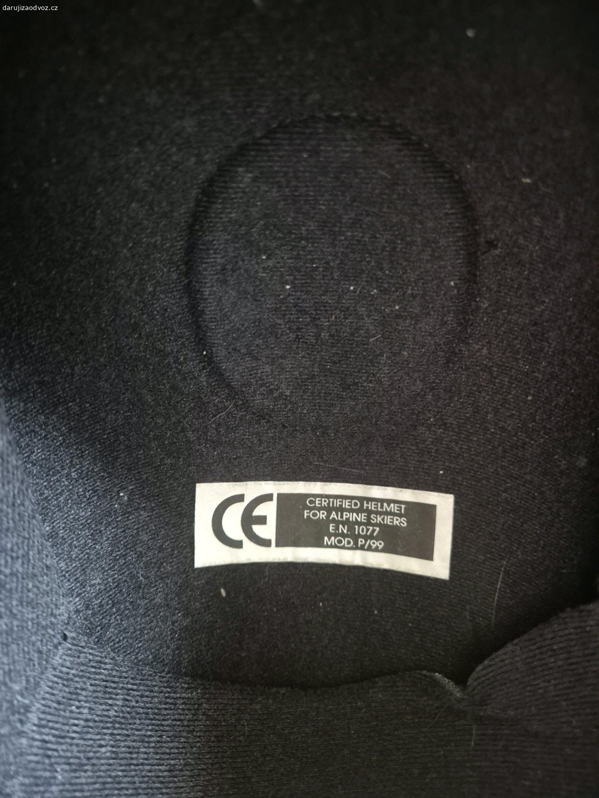 Lyžařská helma. Starší fuknční lyžařská helma. Spíše na menší hlavu
