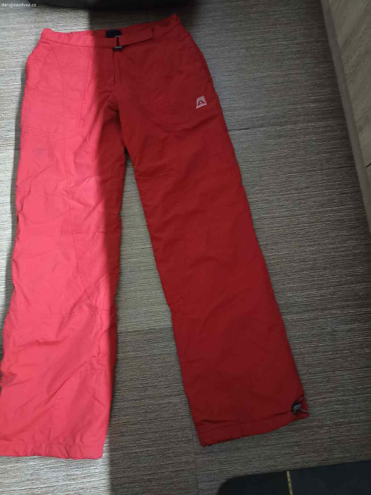 Lyžařské kalhoty-oteplovací. Červené lyžařské kalhoty velikosti S. Mohu zaslat za kód zásilkovny a 50 kč na balné a čas na zařízení poslání. Lze i osobně - za stírací los.