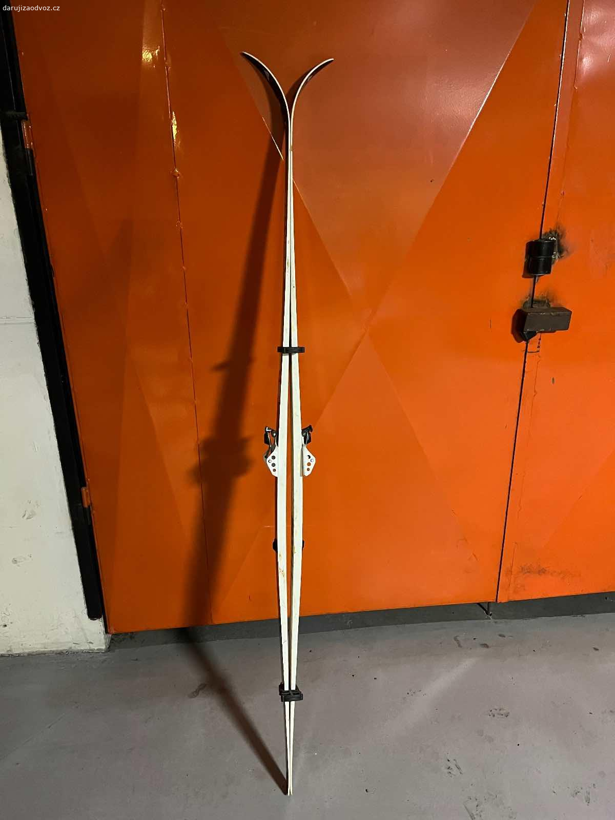 Daruji lyže a bezky. Starší 4 lyže a 1 běžky, pouze osobní předání v Praha 8/9