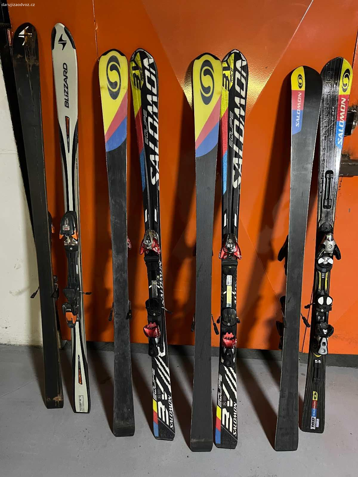 Daruji lyže a bezky. Starší 4 lyže a 1 běžky, pouze osobní předání v Praha 8/9