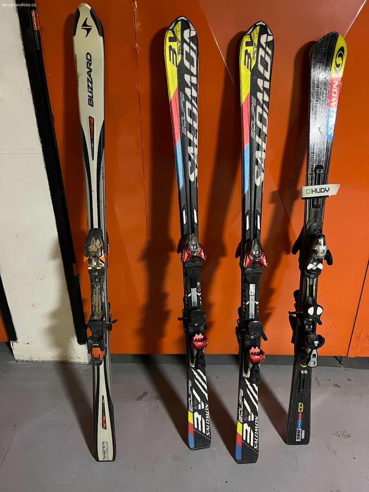 Daruji lyže a bezky. Starší 4 lyže a 1 běžky, pouze osobní předání v Praha 8/9
