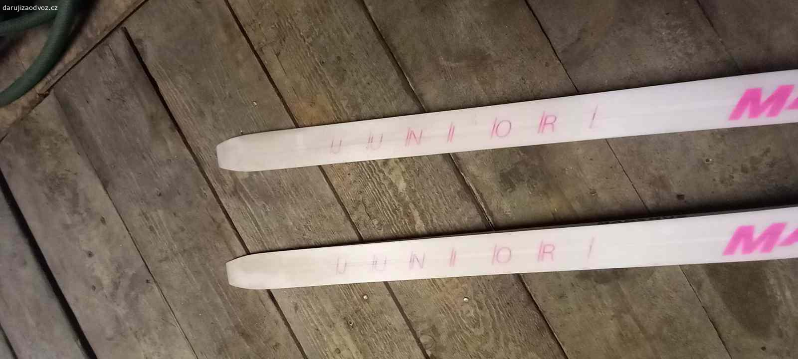 Lyže Madshus 120 cm bez vázání. Daruji za odvoz dětské běžkové lyže Madshus bez vázání. Lyže jsou nové, nikdy použité.