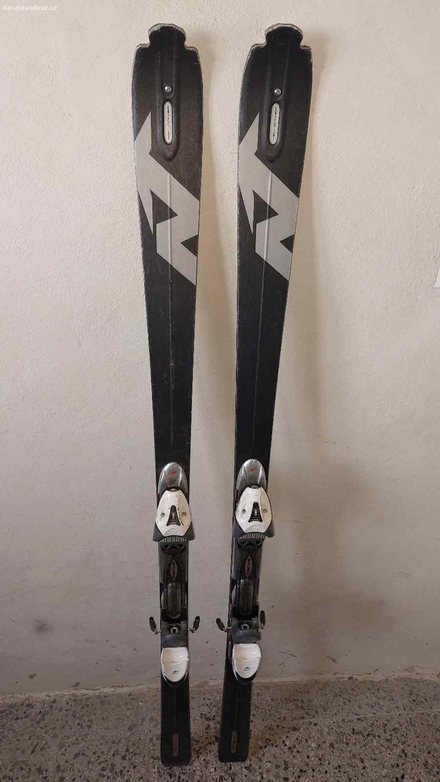 lyže Nordica 175 cm - ZAMLUVENO. Lyže Nordica 175 cm - dřevěné jádra, velmi tvrdé pro pokročilejšího lyžaře. Běžné známky používání.