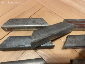 Madla např. na skříň nebo komodu - 11 ks