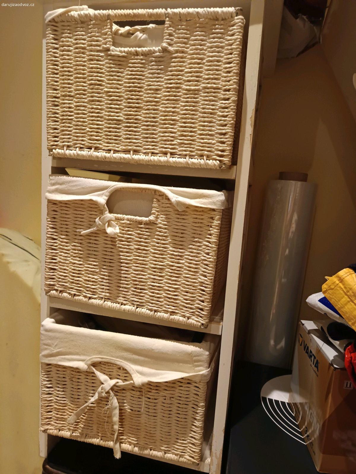 mala komoda bila se supliky. mala komoda bile barvy se 3 supliky. supliky vystlane platnem stejne barvy. Prosim volejte na mobil ci whatsapp