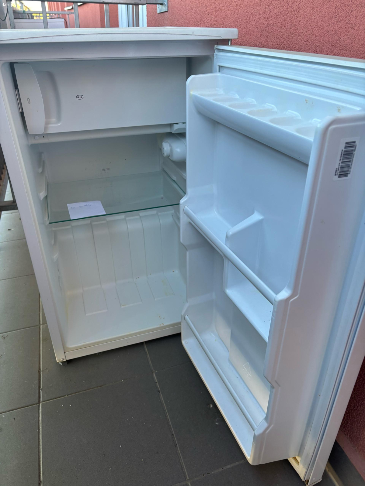 Malá lednice Gorenje. Malá lednice s mrazákem, chybí šuplík a jedno skleněné patro, plně funkční