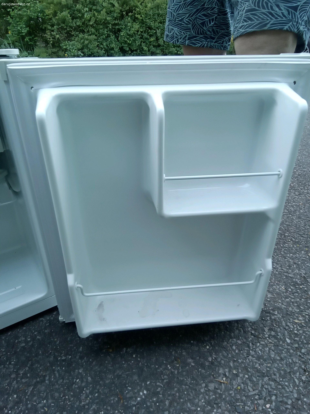 malá lednička. rozměry 60 x 60 x 60 cm, s malinkým mrazákem, spíš tak do kanceláře nebo do ložnice, pište telefon!