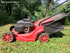 malá zahradní sekačka s ucpaným filtrem
