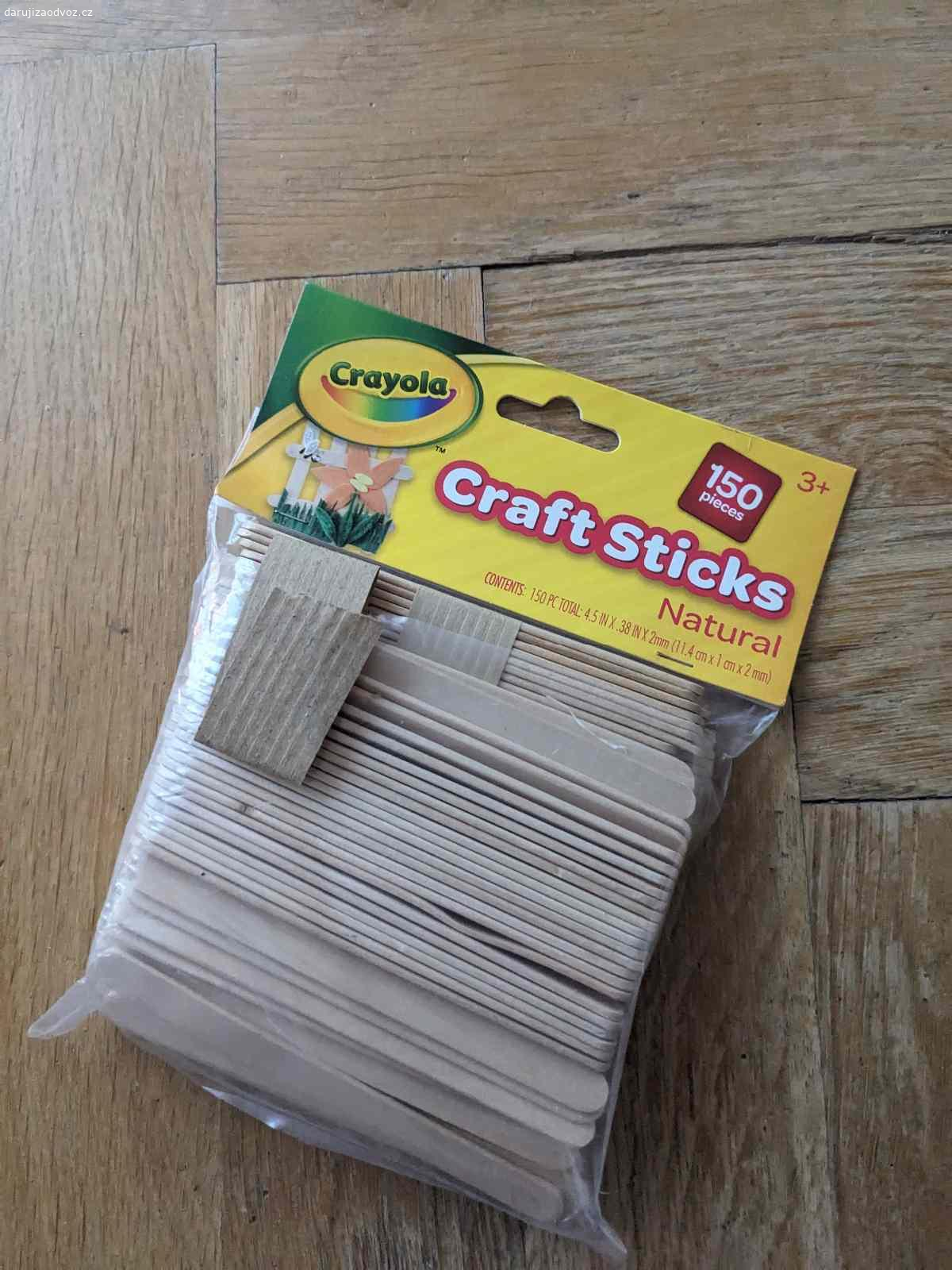 malé hračky a tyčinky. řemeslné tyčinky, 2 plastický zvířata, 1 plastické pokemon, 1 techdeck, 1 klíčenka